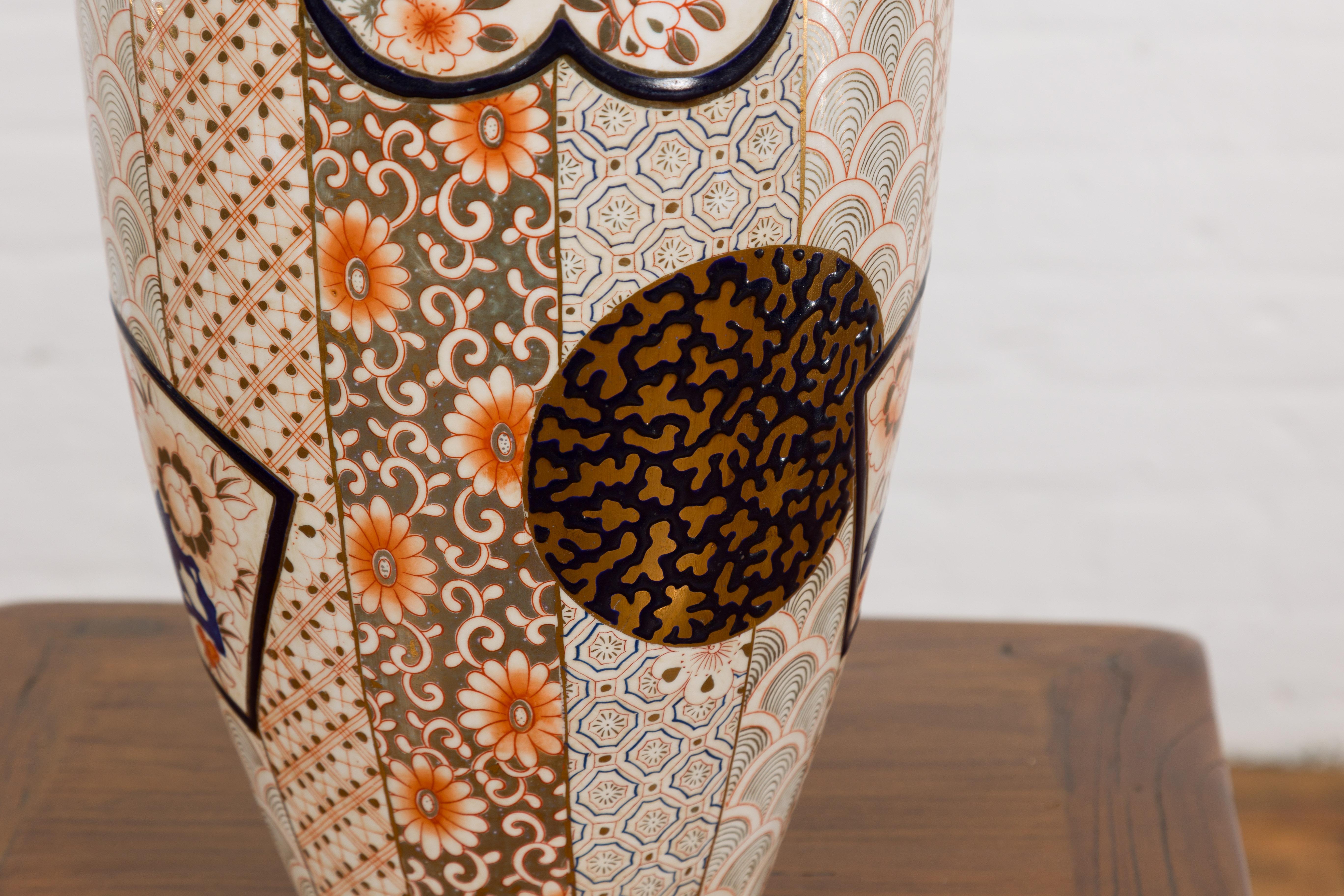 Vase de style japonais Arita à motifs floraux dorés, bleus et orange en vente 9