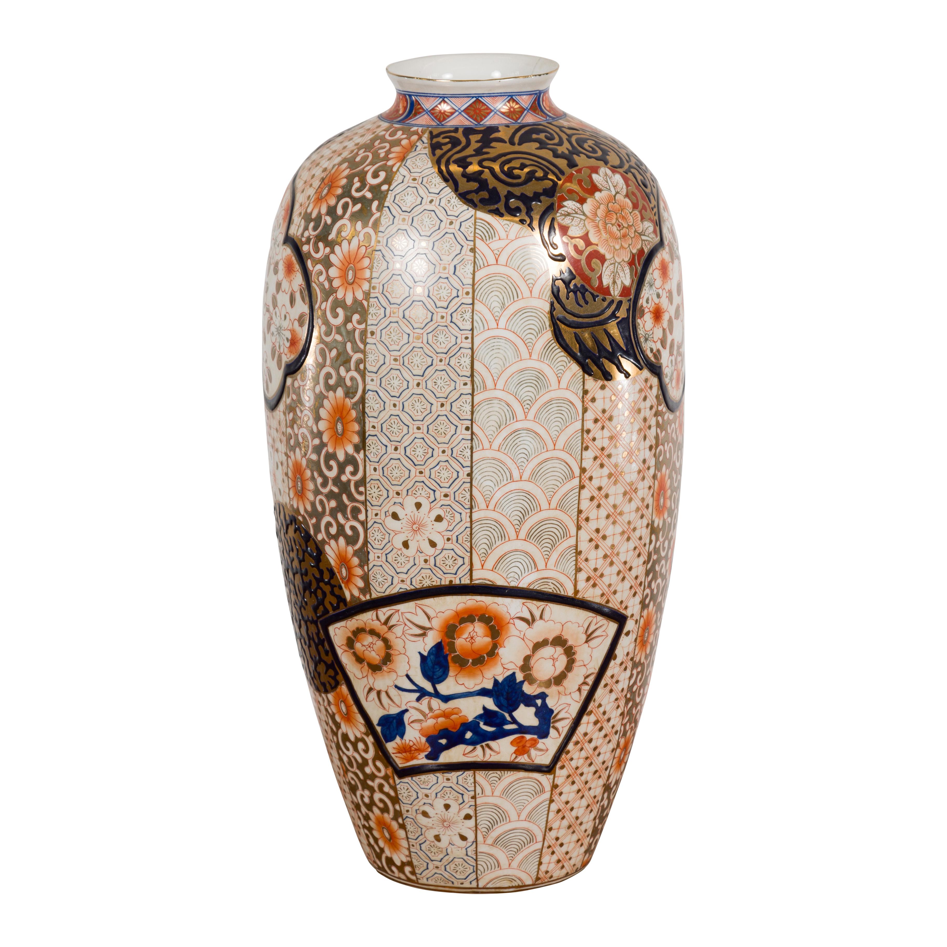 Vase de style japonais Arita à motifs floraux dorés, bleus et orange en vente 12