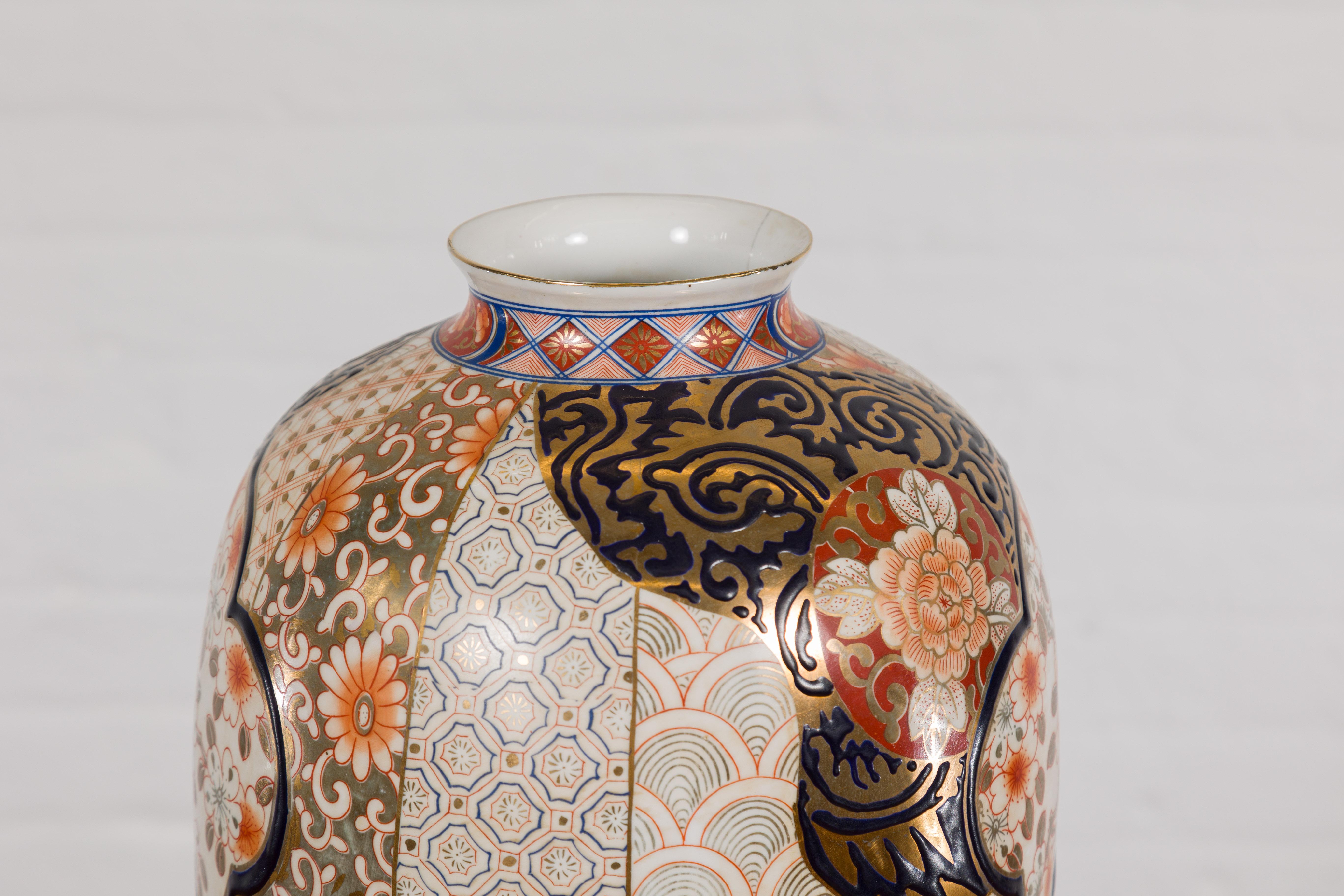 Vase im japanischen Stil von Arita mit goldenen, blauen und orangefarbenen Blumenmotiven (Porzellan) im Angebot