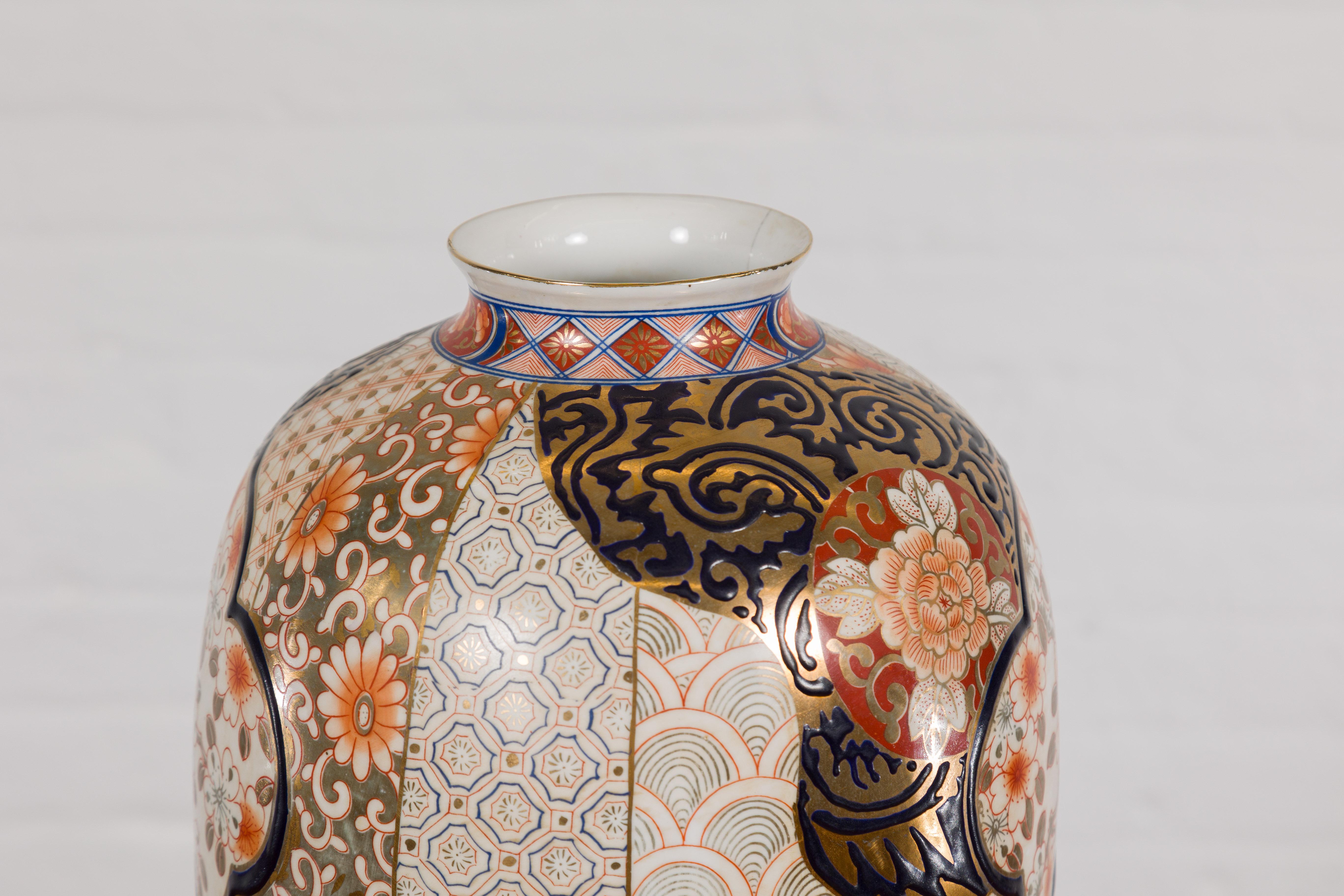 Porcellana Vaso in stile giapponese Arita con motivi floreali in oro, blu e arancione in vendita