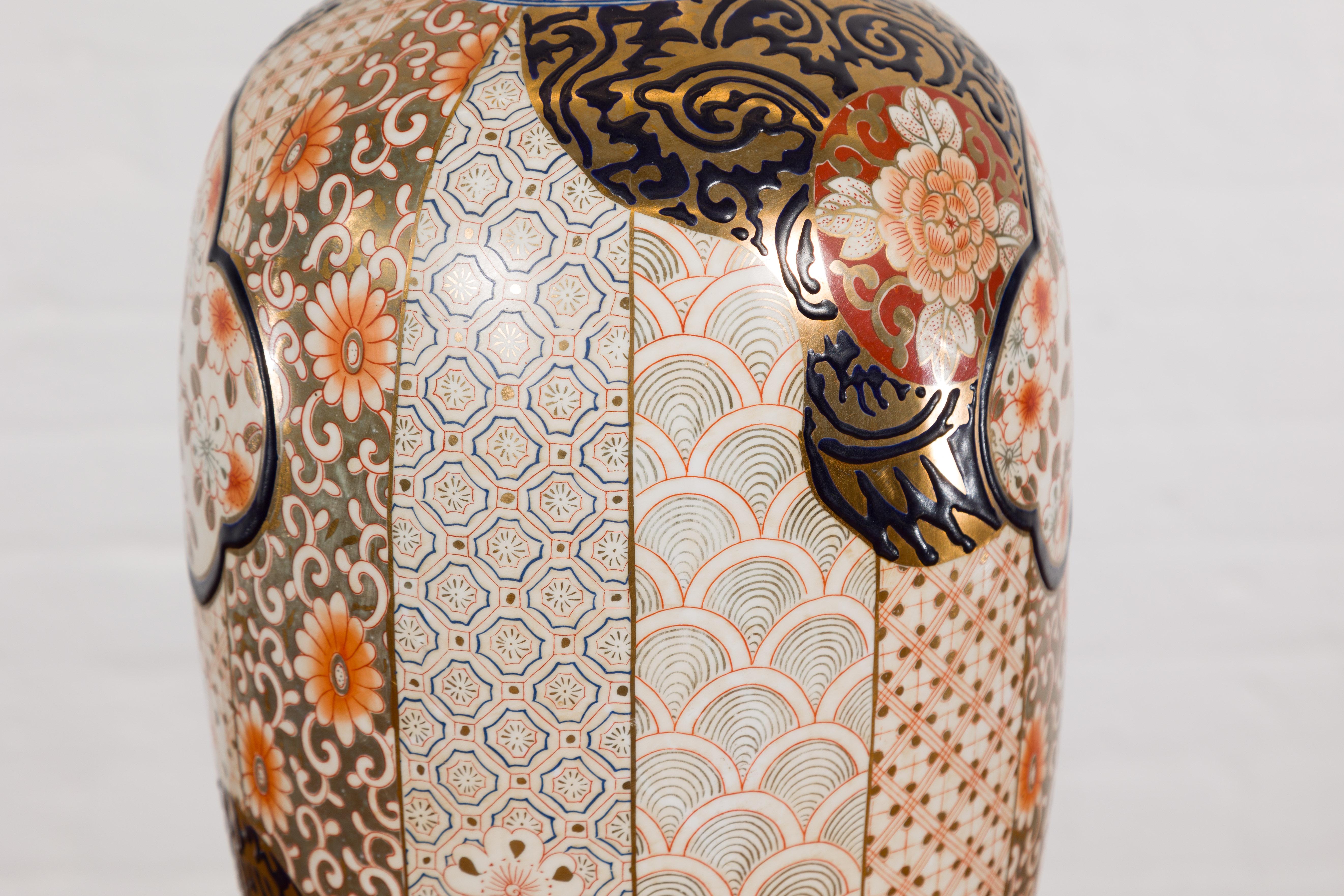 Vase de style japonais Arita à motifs floraux dorés, bleus et orange en vente 1