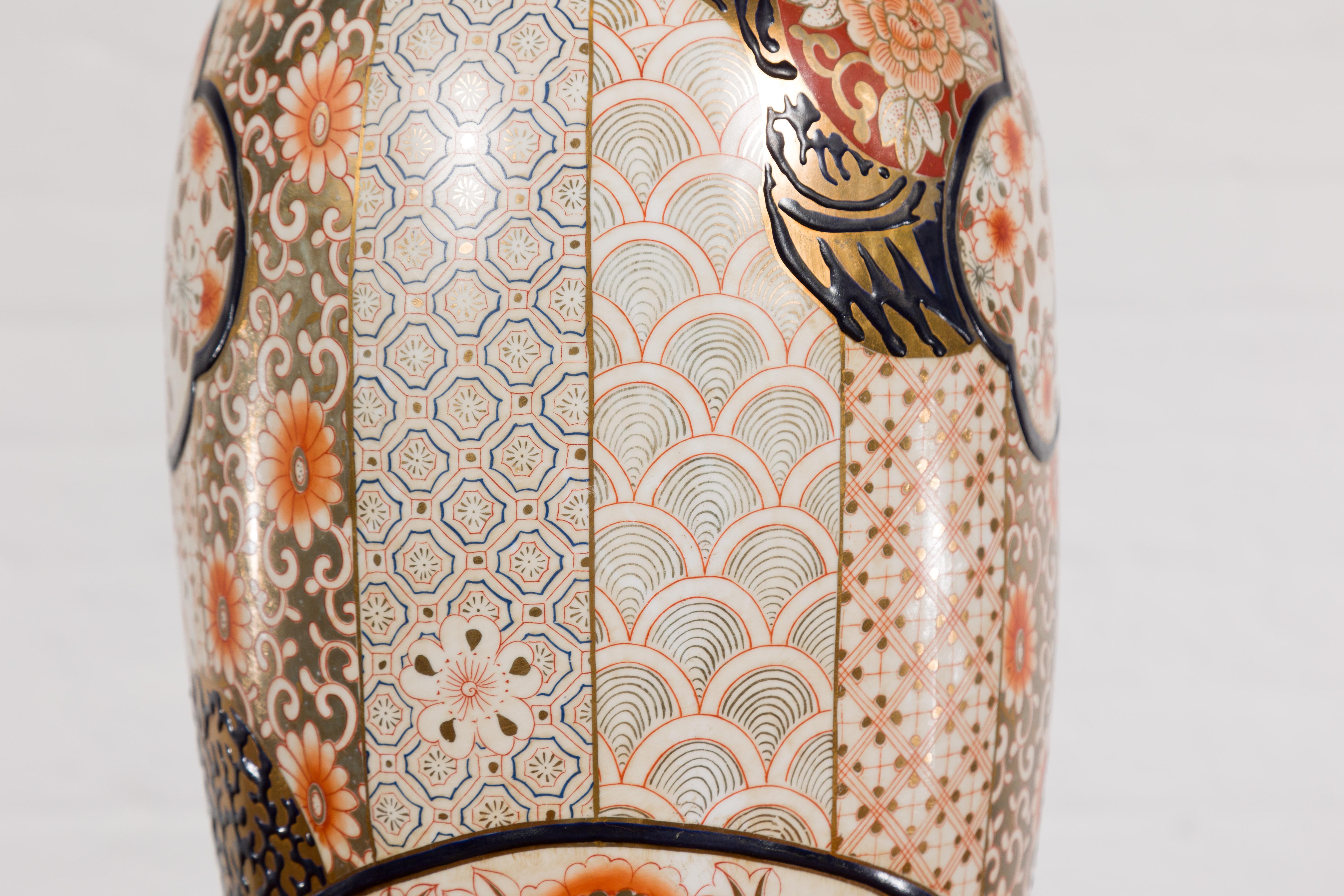 Vase de style japonais Arita à motifs floraux dorés, bleus et orange en vente 2