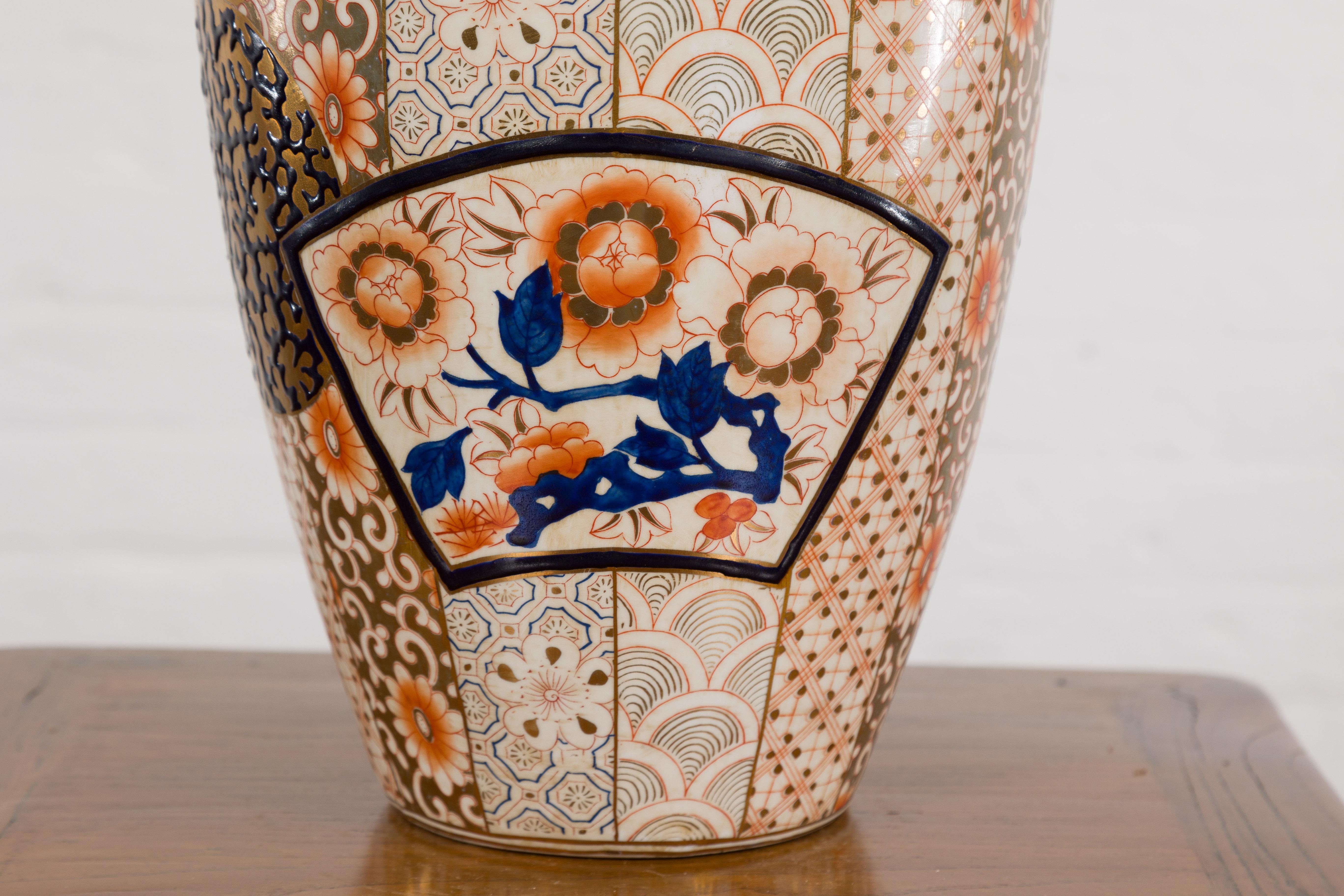 Vase de style japonais Arita à motifs floraux dorés, bleus et orange en vente 3