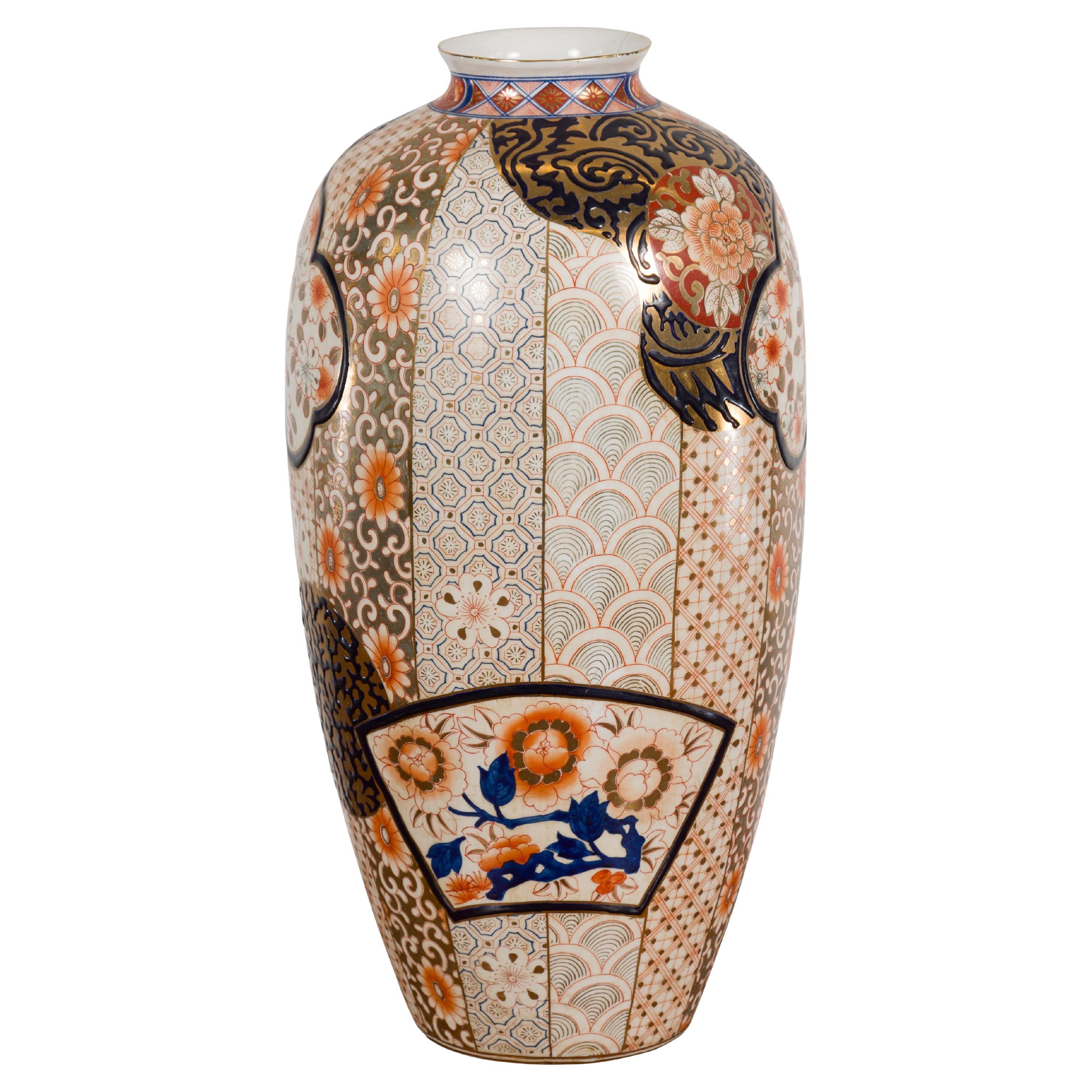 Vase im japanischen Stil von Arita mit goldenen, blauen und orangefarbenen Blumenmotiven im Angebot