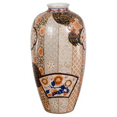 Vase im japanischen Stil von Arita mit goldenen, blauen und orangefarbenen Blumenmotiven