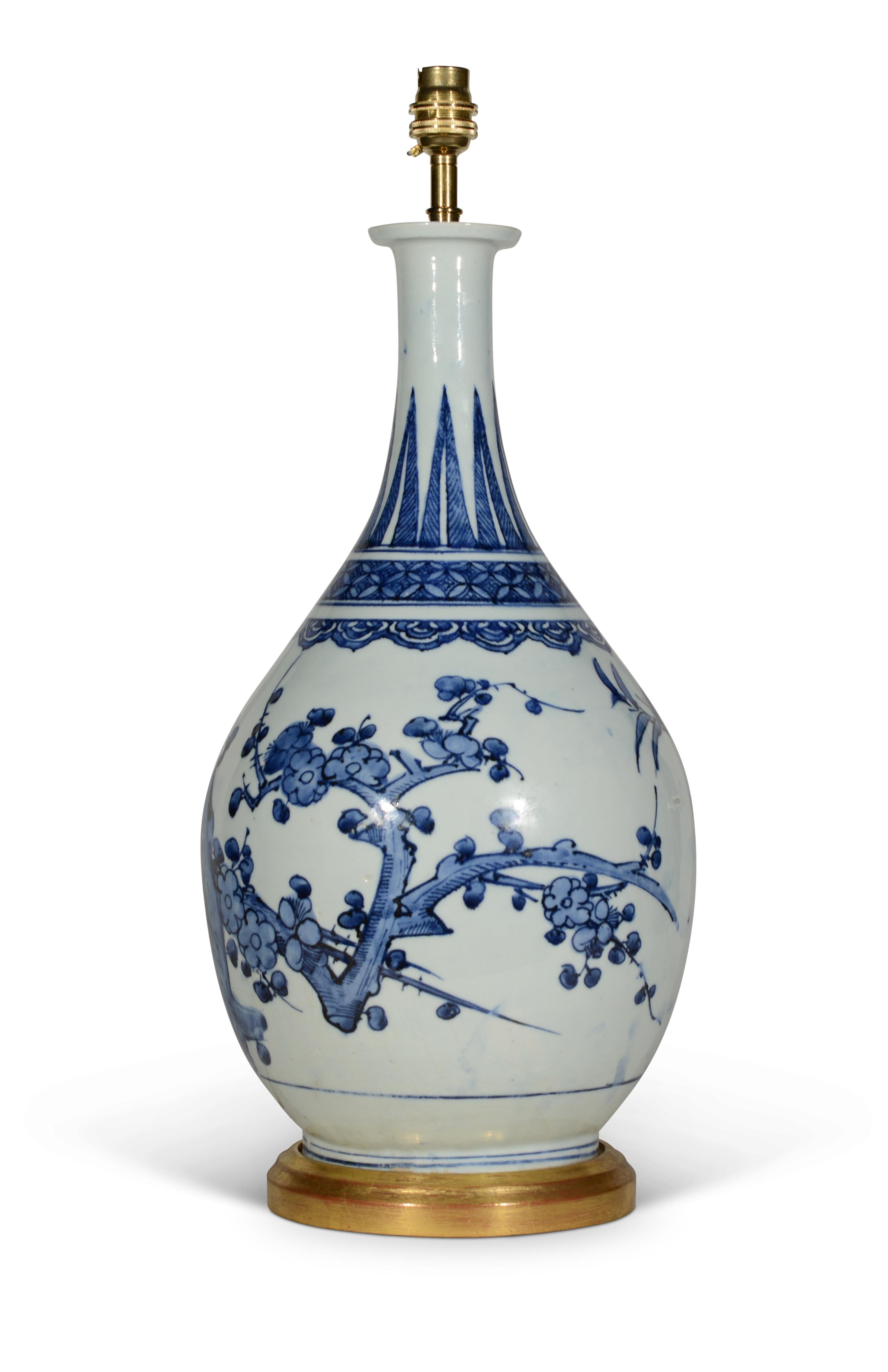 Giapponese Lampada da tavolo in porcellana giapponese blu e bianca di Arita della metà del XVII secolo in vendita