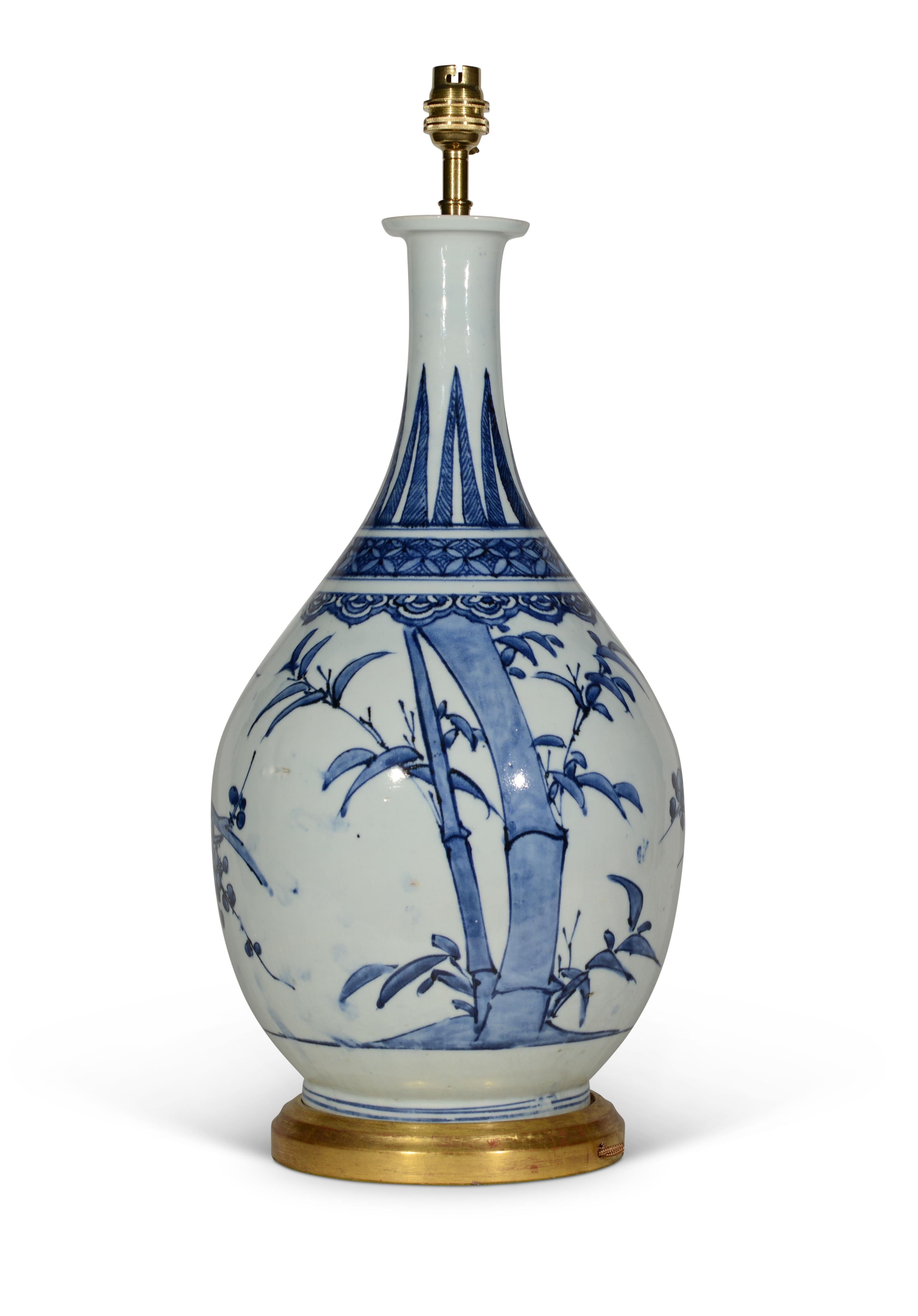 Smaltato Lampada da tavolo in porcellana giapponese blu e bianca di Arita della metà del XVII secolo in vendita