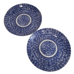 Arita Zwei Servierplatten aus blauem und weißem Porzellan