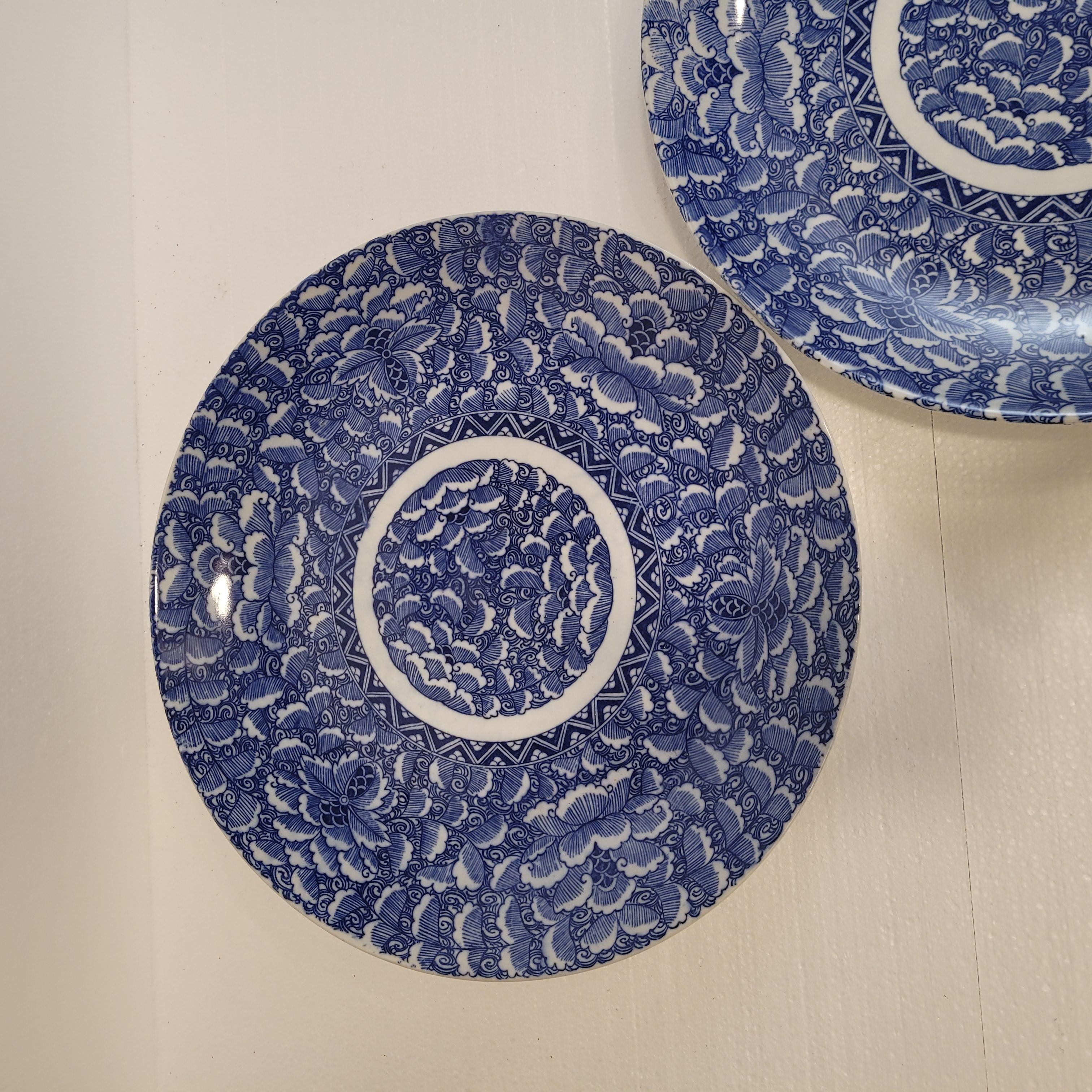 Porcelain Arita Pair of blue and white porcelain serving platters For Sale
