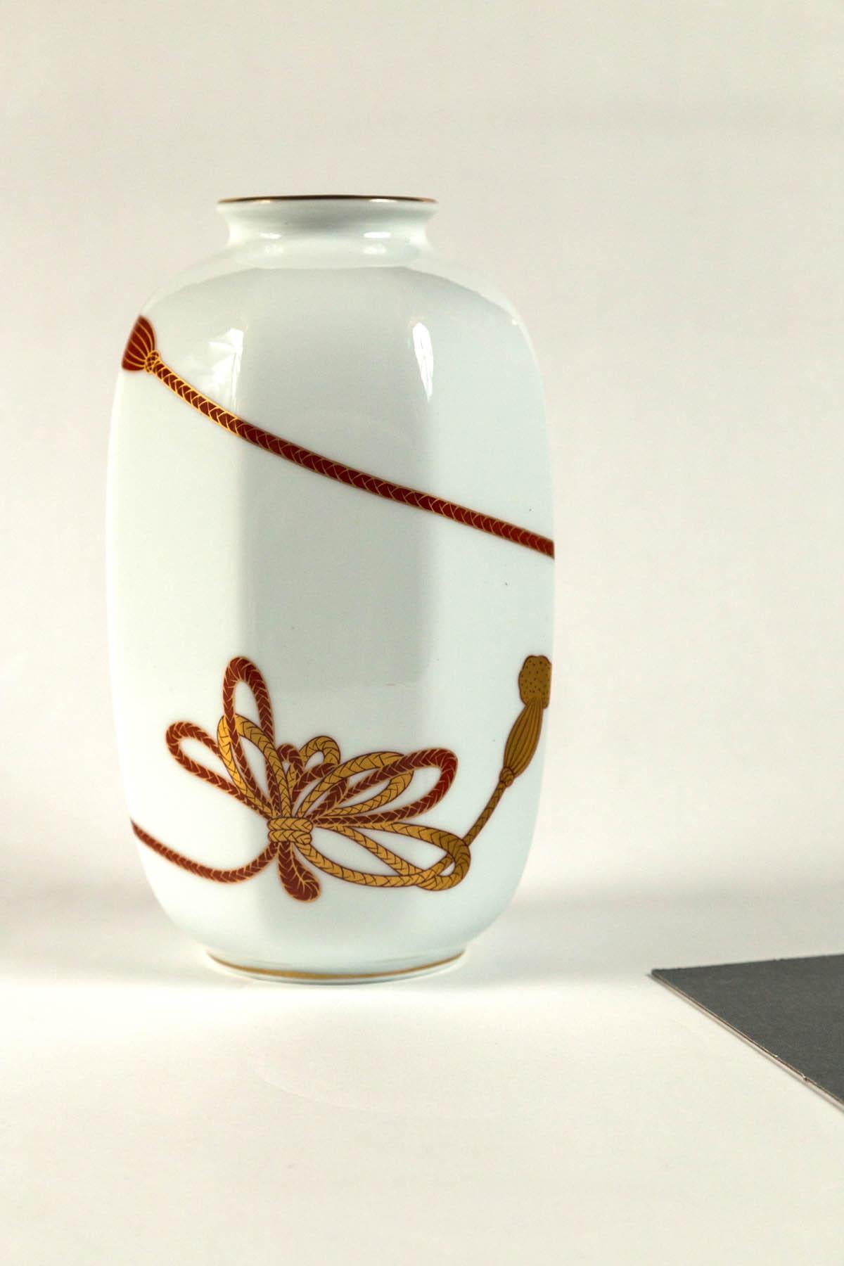 Aritaware-Porzellanvase, Fukagawa, Japan, 20. Jahrhundert. Achteckige Vase. Grafisches Quastendesign in Gold und Dunkelrot auf weißem Grund.