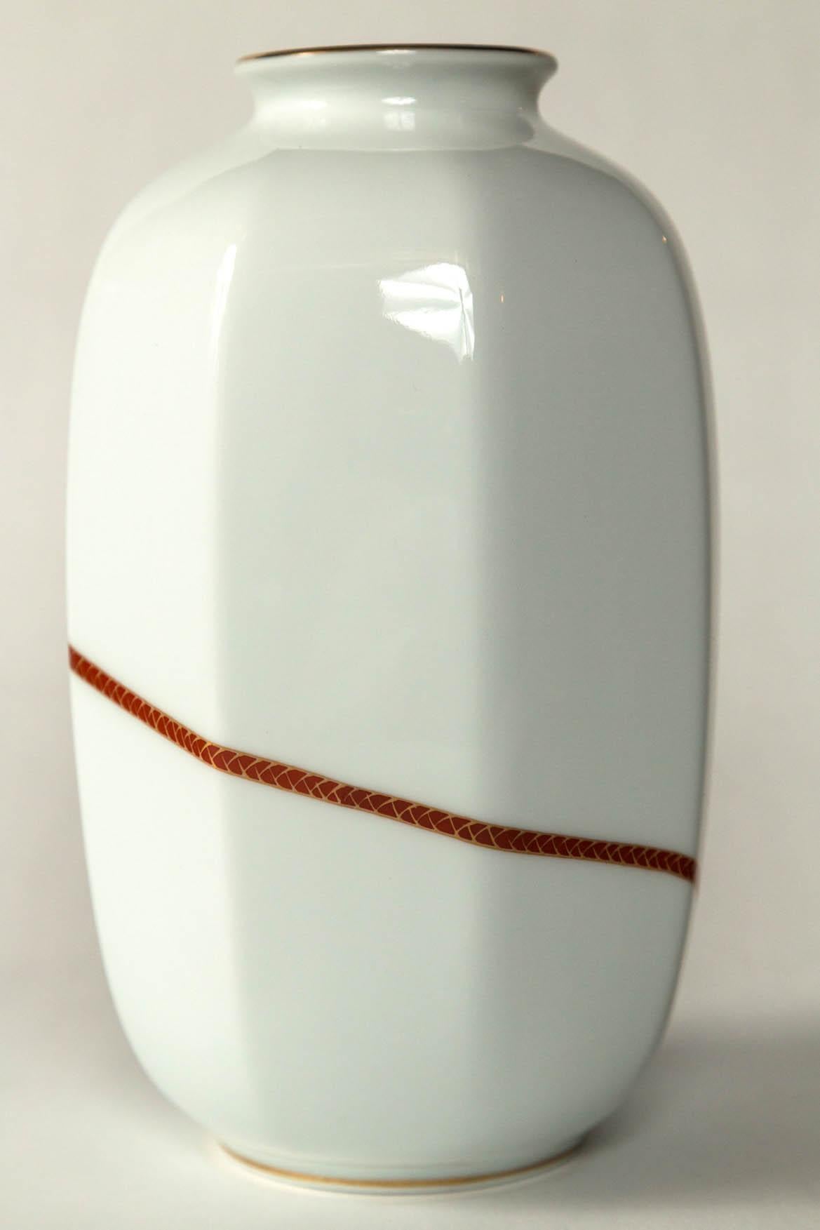 Aritaware Porcelain Vase, Fukagawa, Japan, 20th Century In Good Condition For Sale In Chappaqua, NY