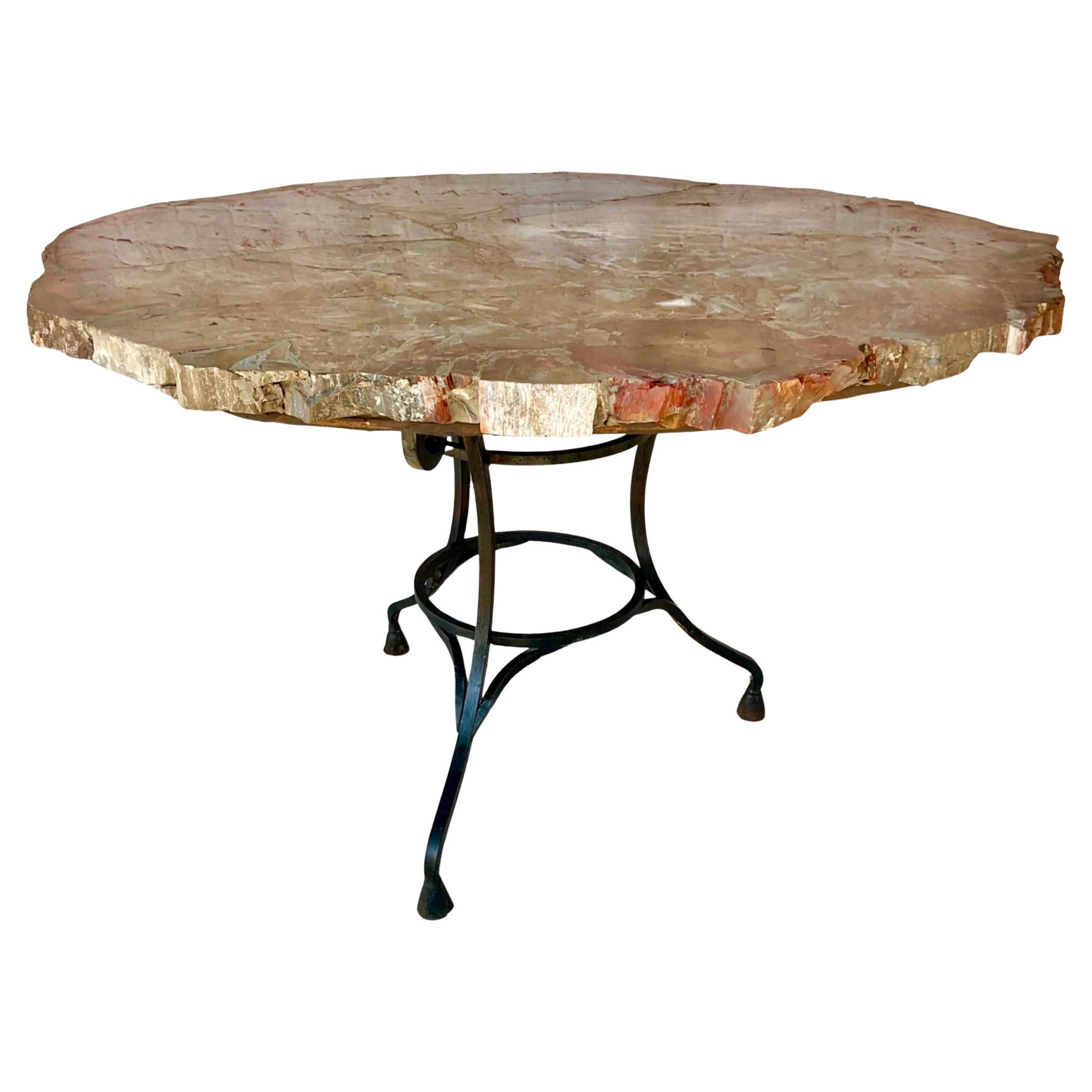Raro tavolo in Wood pietrificato con base in ferro personalizzata. Il legno pietrificato è una forma fossile di materiale arboreo antico che ha subito un processo di permineralizzazione, in cui i minerali sostituiscono la struttura organica nel