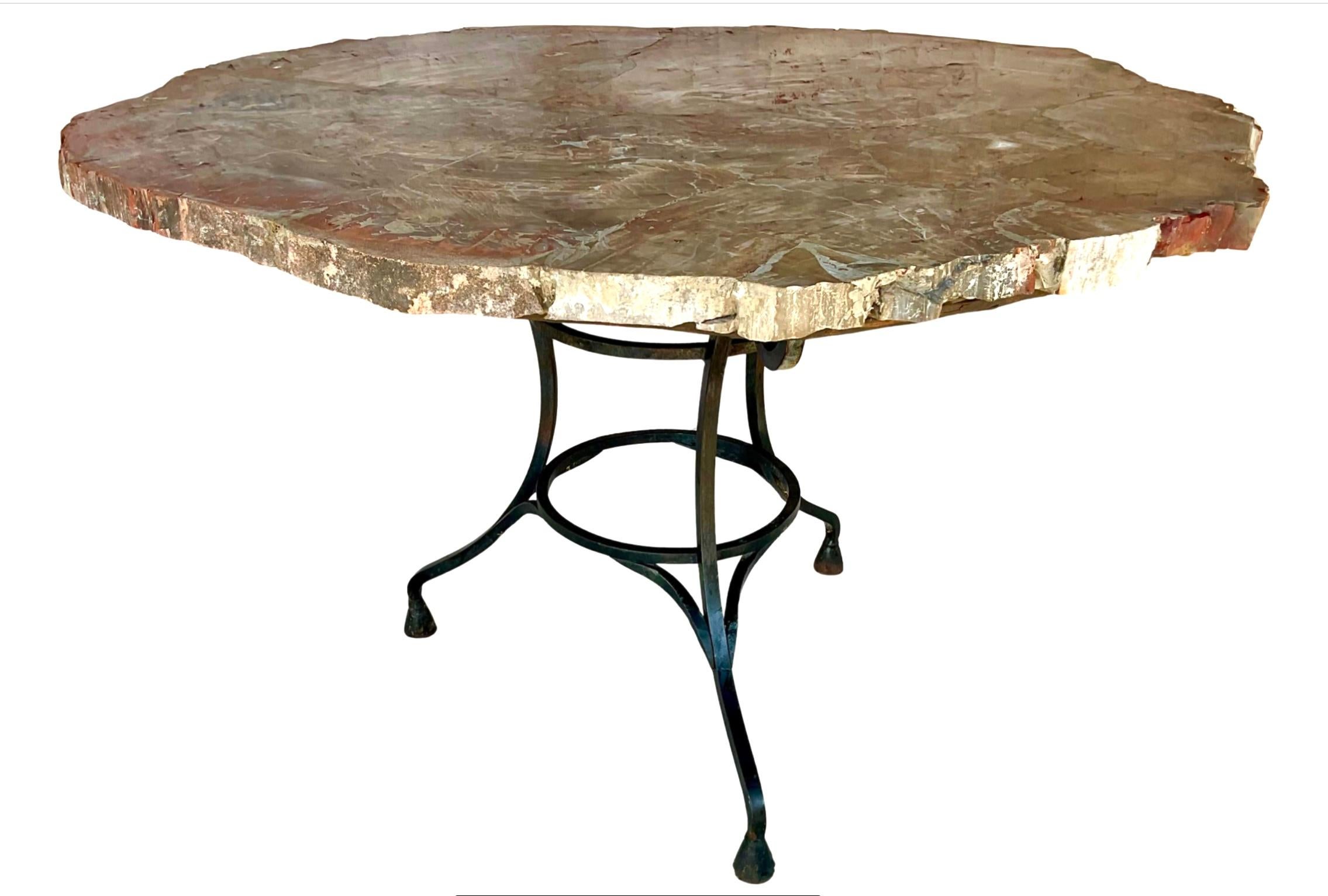 Organico moderno Tavolo in legno pietrificato dell'Arizona con base in ferro personalizzata in vendita