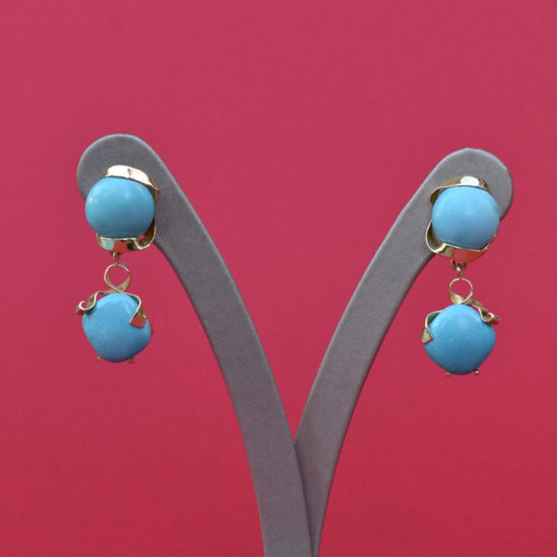 Earrings made of 18 kt yellow gold each with two Arizona turquoises, one upper and one lower, wrapped in a gold ribbon. The two lobe turquoises are round and cabochon while the two pendant turquoises are rhomboidal in shape and also