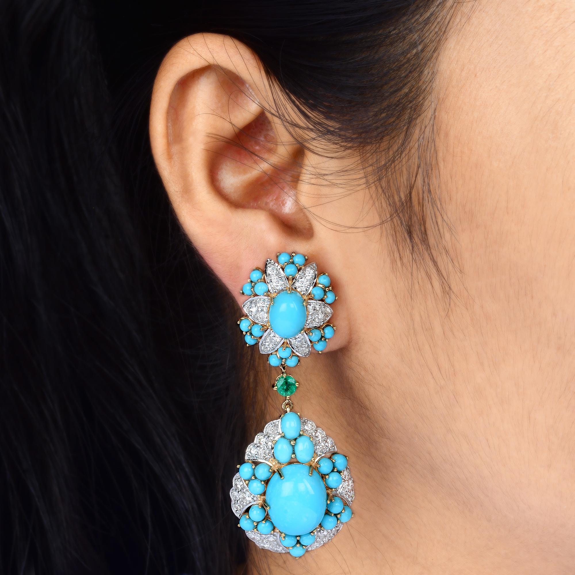 Ces boucles d'oreilles pendantes en or jaune 18 carats turquoise diamant et émeraude présentent une turquoise de taille ovale sertie au centre et des diamants formant des pétales floraux autour, de minuscules turquoises complétant le motif sur le