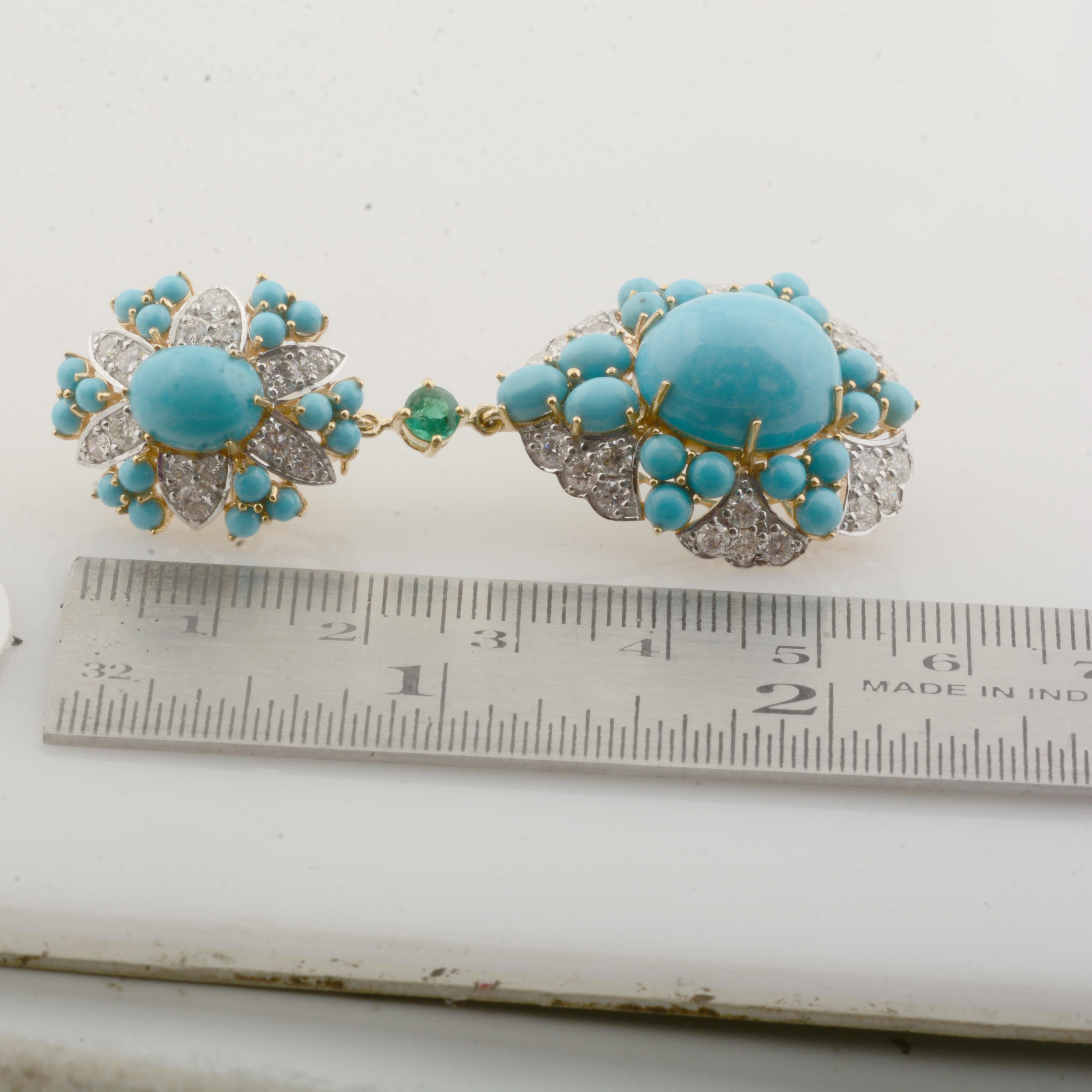 Taille mixte Boucles d'oreilles pendantes en or jaune 18 carats avec turquoise, diamant et émeraude en vente