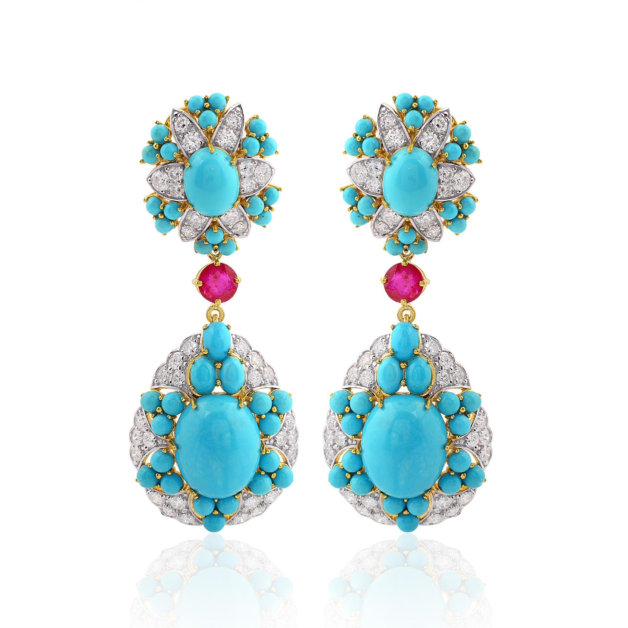 Lasciati conquistare dall'eleganza senza tempo di questi squisiti orecchini pendenti con gemme di turchese dell'Arizona, impreziositi da splendidi rubini e diamanti, incastonati in un lussuoso oro giallo da 14 carati. Realizzati con una meticolosa