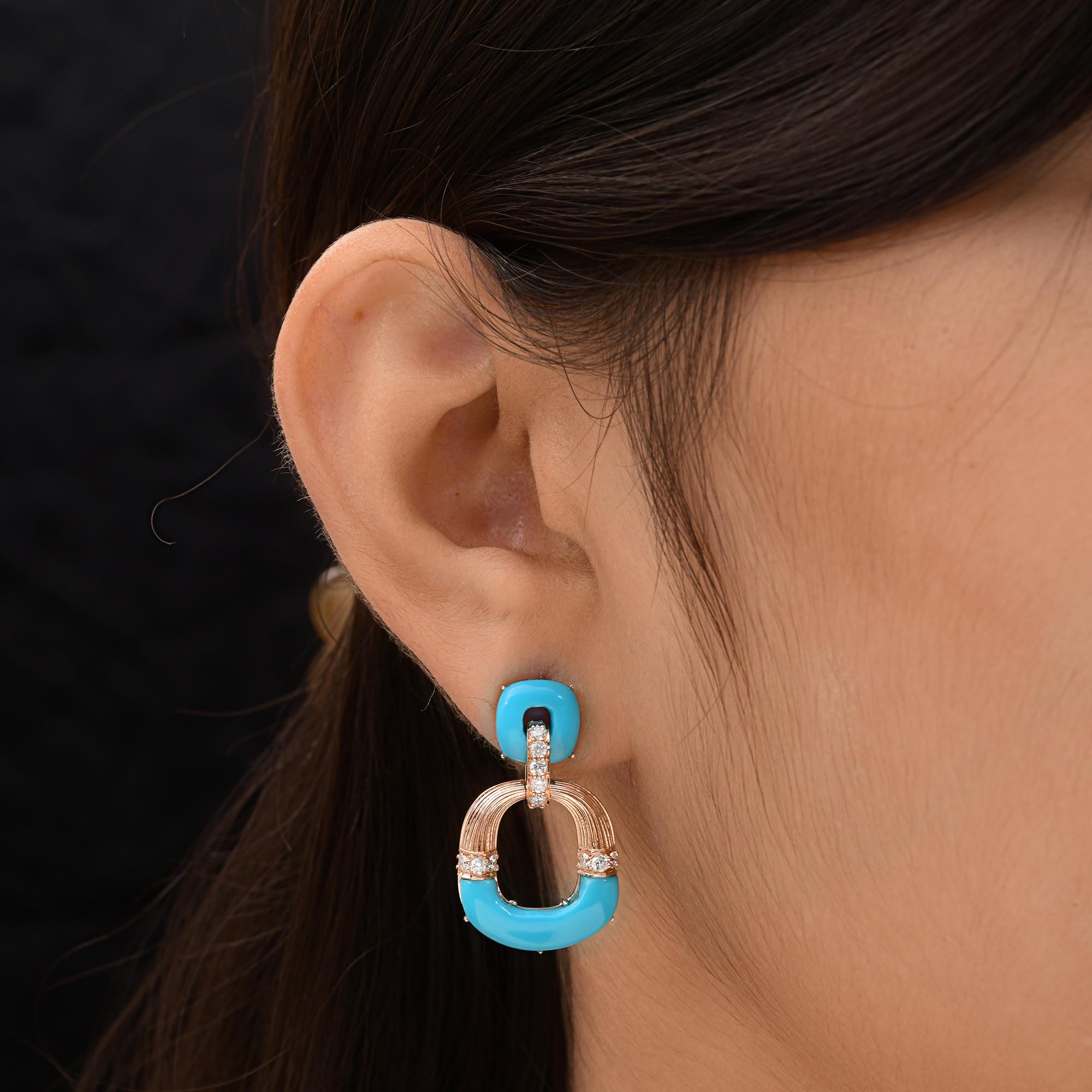 Arizona Türkis Edelstein SI/HI Diamant 18 Karat Rose Gold Ohrringe baumeln
Diese exquisiten Ohrringe vereinen auf wunderbare Weise Art-Déco-Inspiration mit zeitgenössischem Flair. Der obere Bolzen ist zart mit Türkisen eingelegt, die durch eine