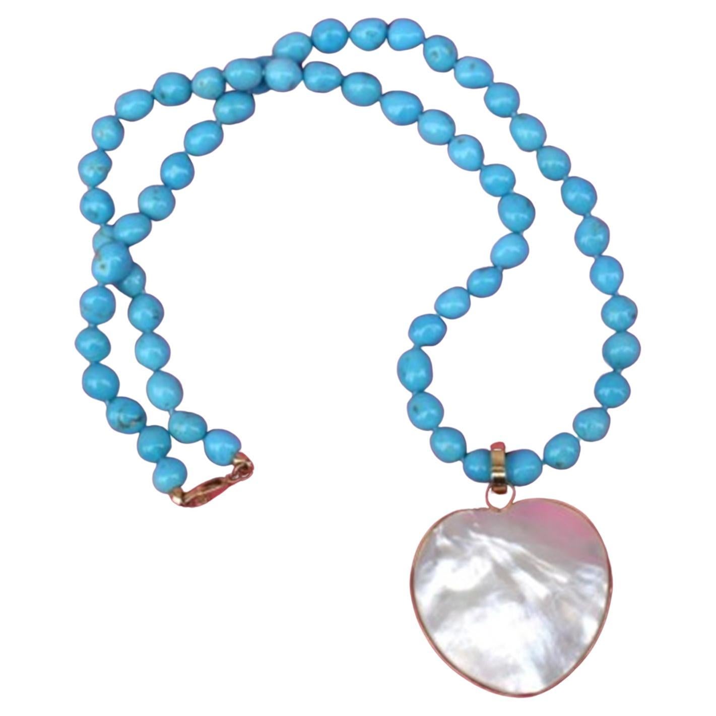 Bellissima collana a filo unico in turchese naturale dell'Arizona con un centro rimovibile composto da un cuore di madreperla bordato da una fascia e un cerchio, in oro 18 kt. Anche la chiusura è in oro 18 kt.
Il turchese dell'Arizona è il più