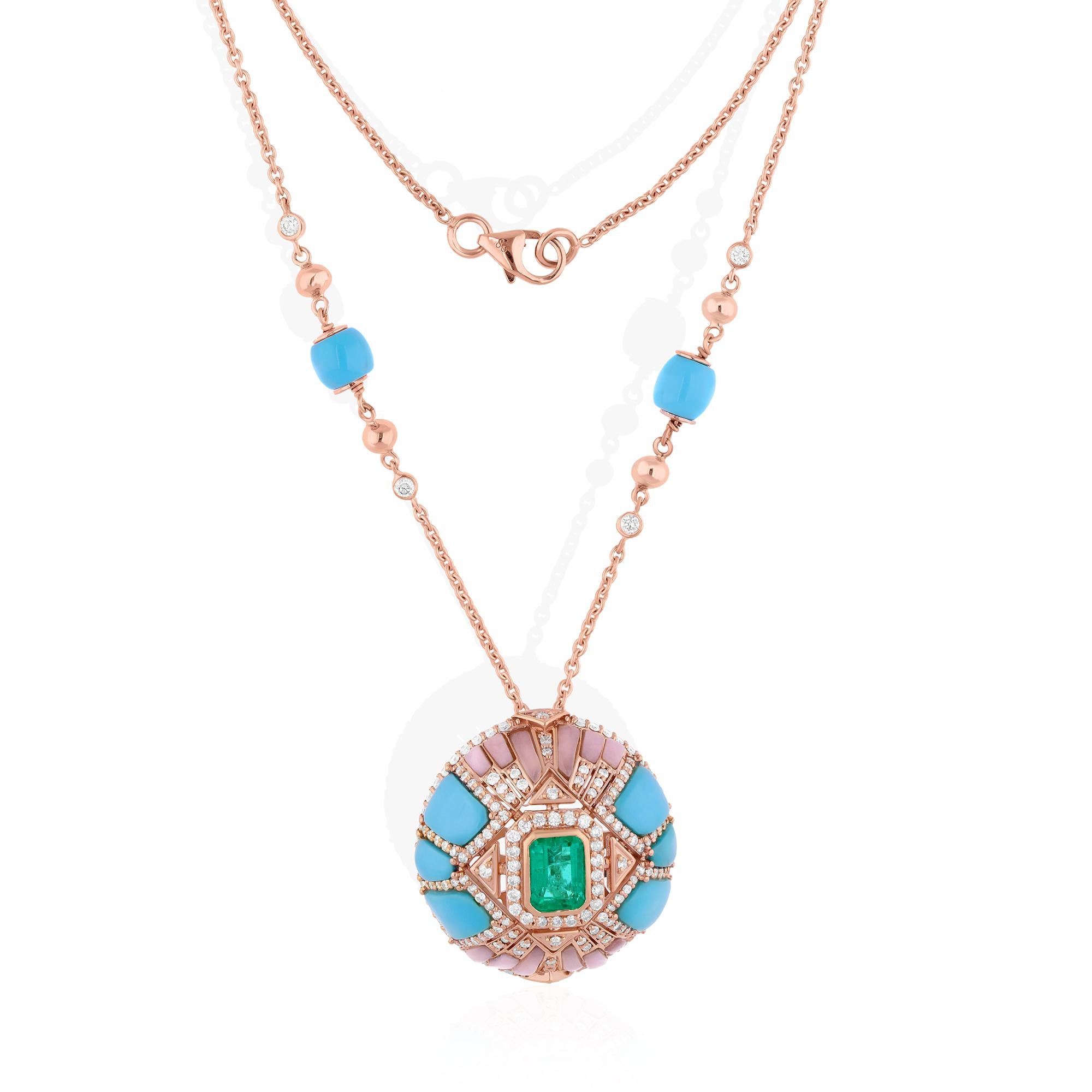 El punto focal de este impresionante collar es el colgante de turquesa Arizona, una gema famosa por su llamativo color azul verdoso que recuerda a los cielos despejados del desierto. Rodeando a la turquesa hay radiantes esmeraldas de Zambia, cada