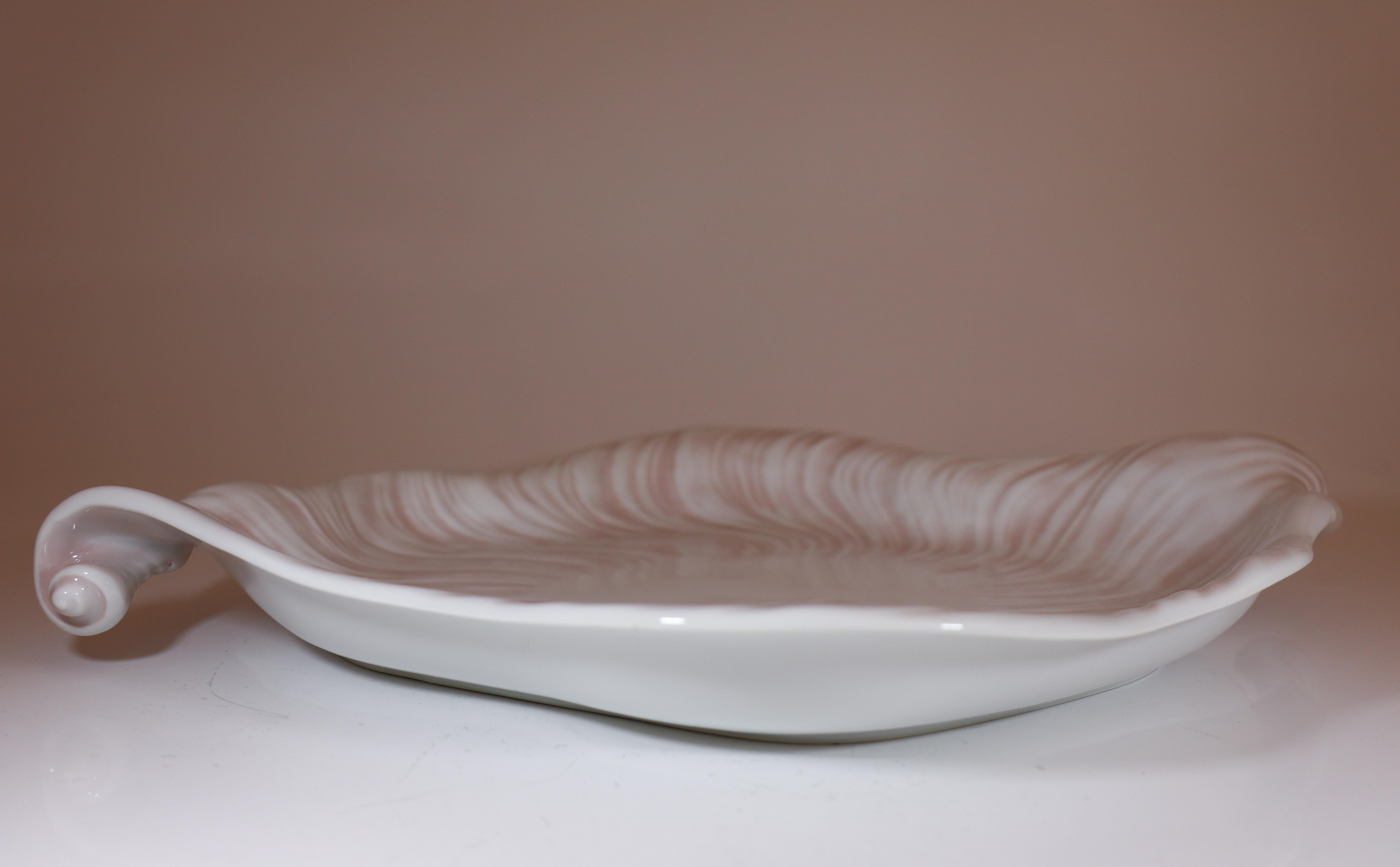 A large platter of model Royal Copenhagen Konkylie Triton Rosa designed by Arje Griegst in the late 1970s and also produced between 1975-79. The tray is 39 x 30 cm and in excellent condition, looks like brand new. This tray is of model number 14191