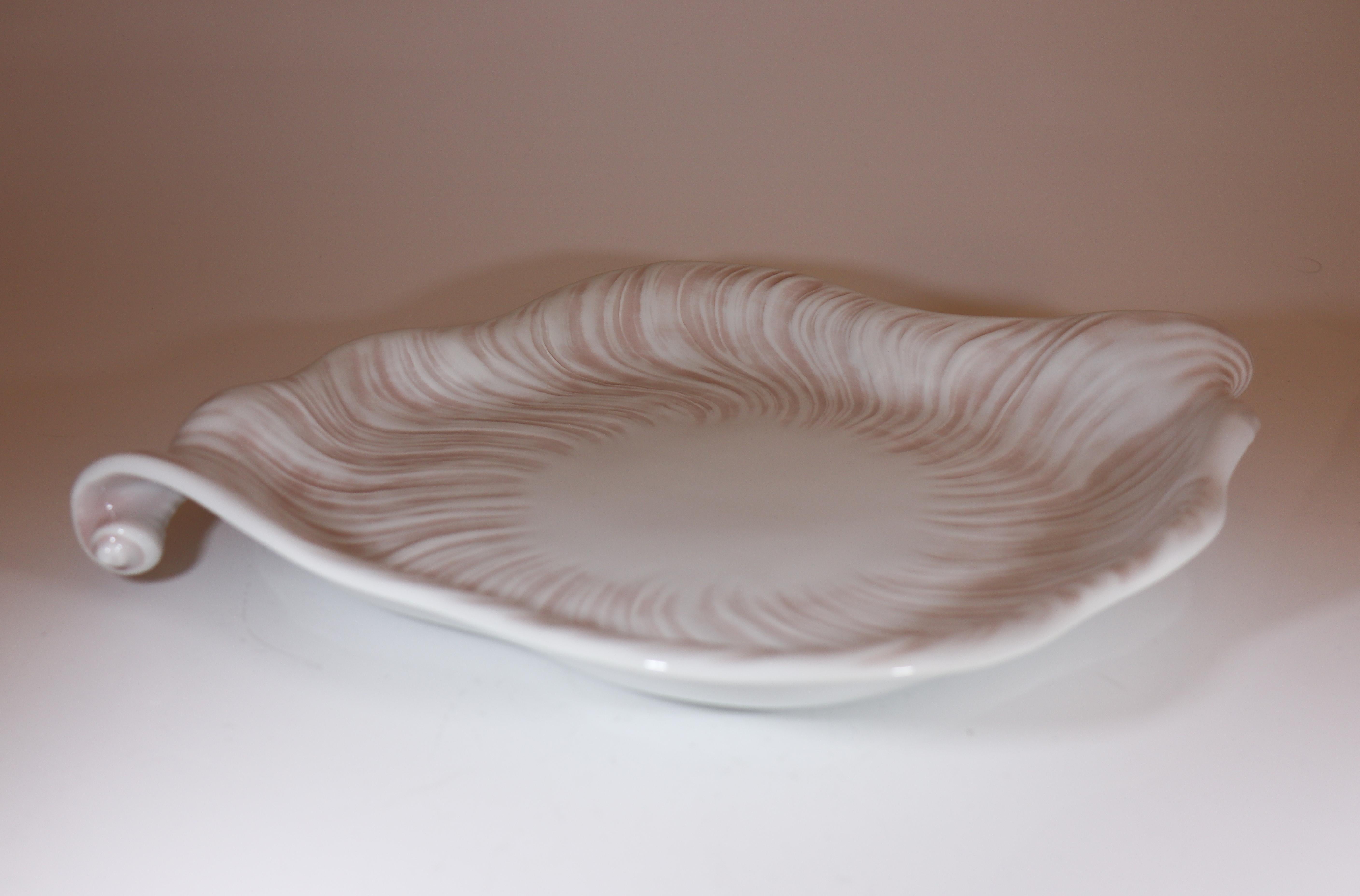 Late 20th Century Arje Griegst - Royal Copenhagen Konkylie Triton Rosa - 14191 Large Serving Tray For Sale