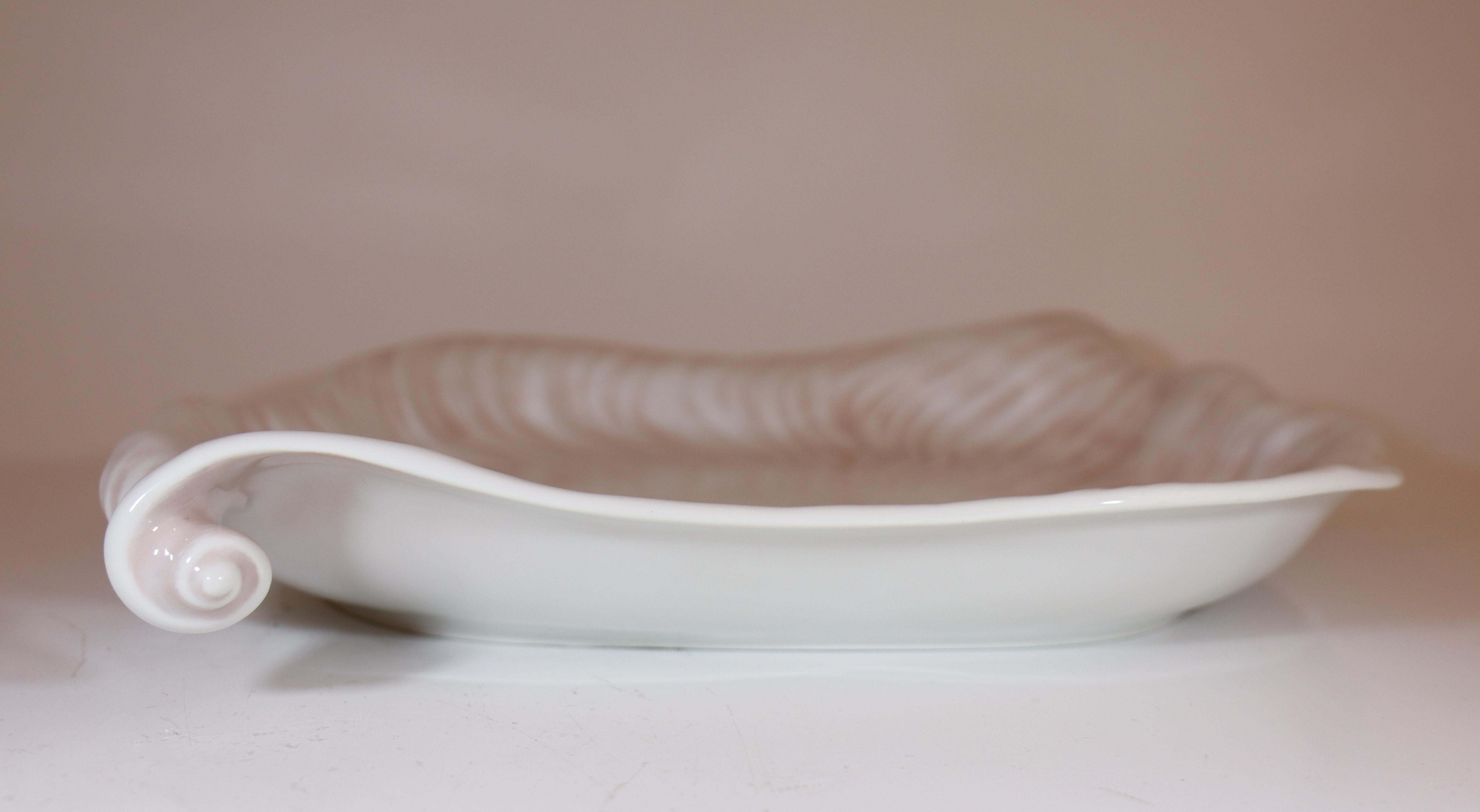 Arje Griegst - Royal Copenhagen Konkylie Triton Rosa - 14191 Large Serving Tray For Sale 1