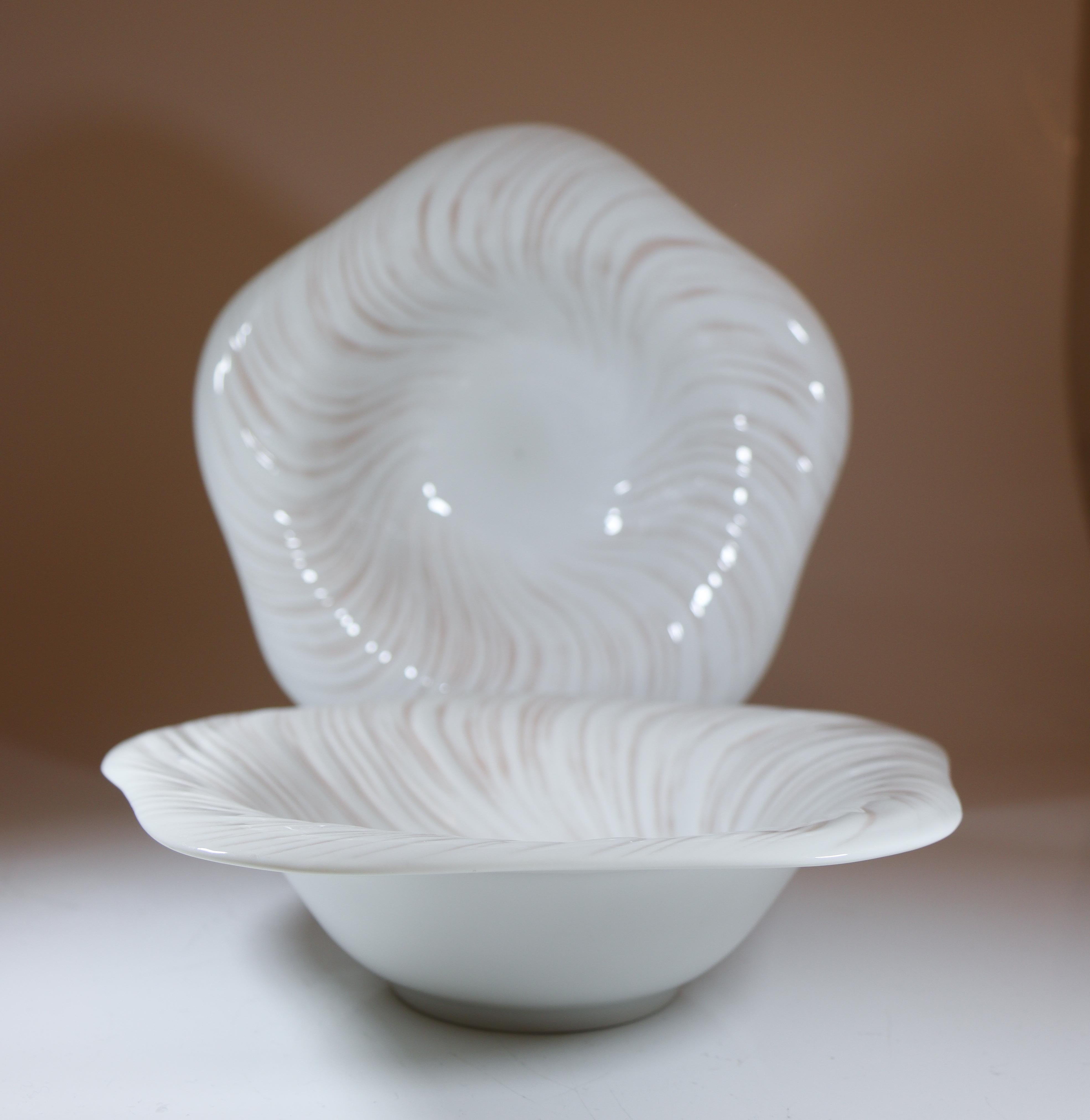 Late 20th Century Arje Griegst - Royal Copenhagen Konkylie Triton Rosa - 2 Deep Plates 14173 For Sale