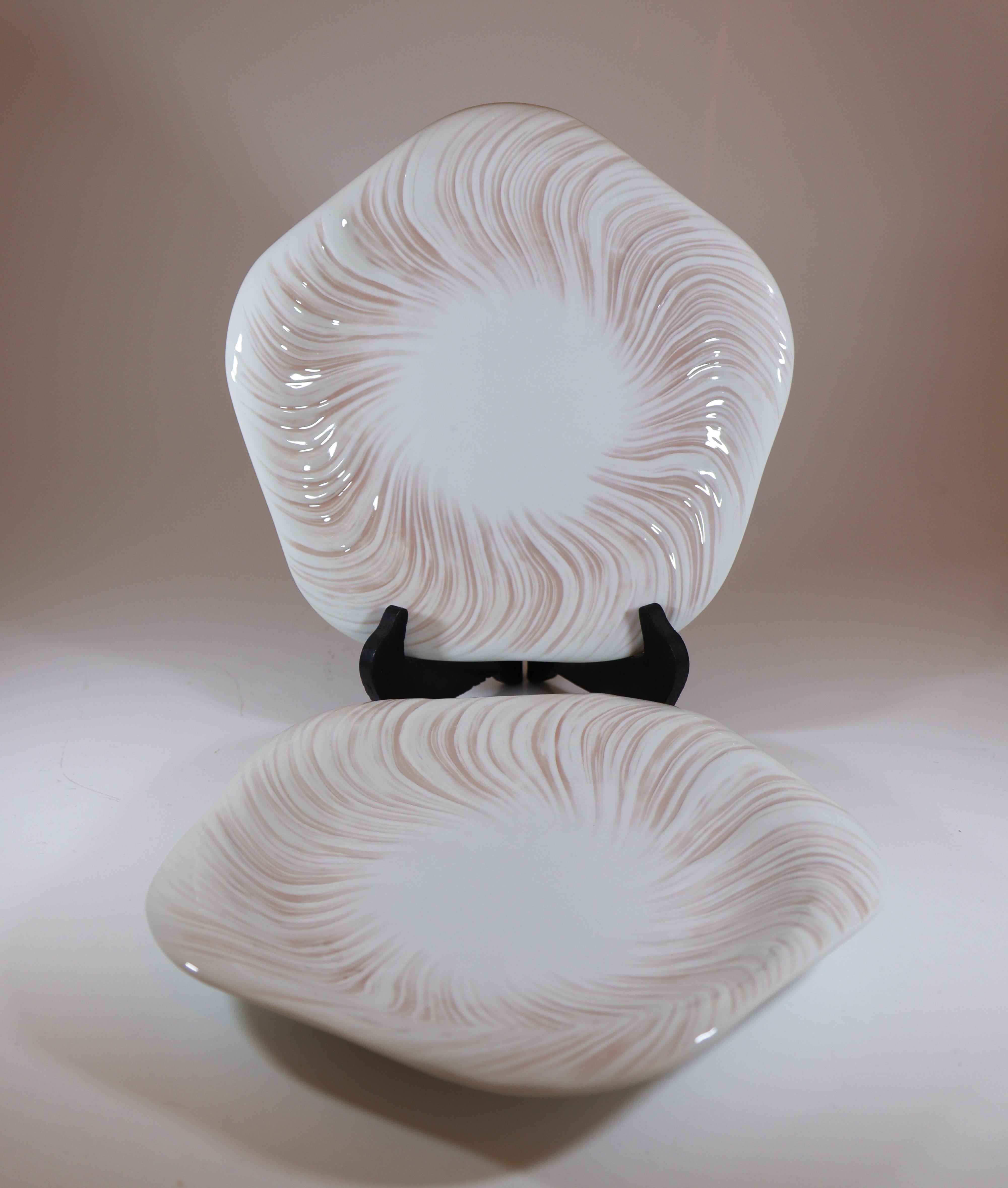 Mid-Century Modern Arje Griegst - Royal Copenhagen Konkylie Triton Rosa - 2 Plates 14190 For Sale