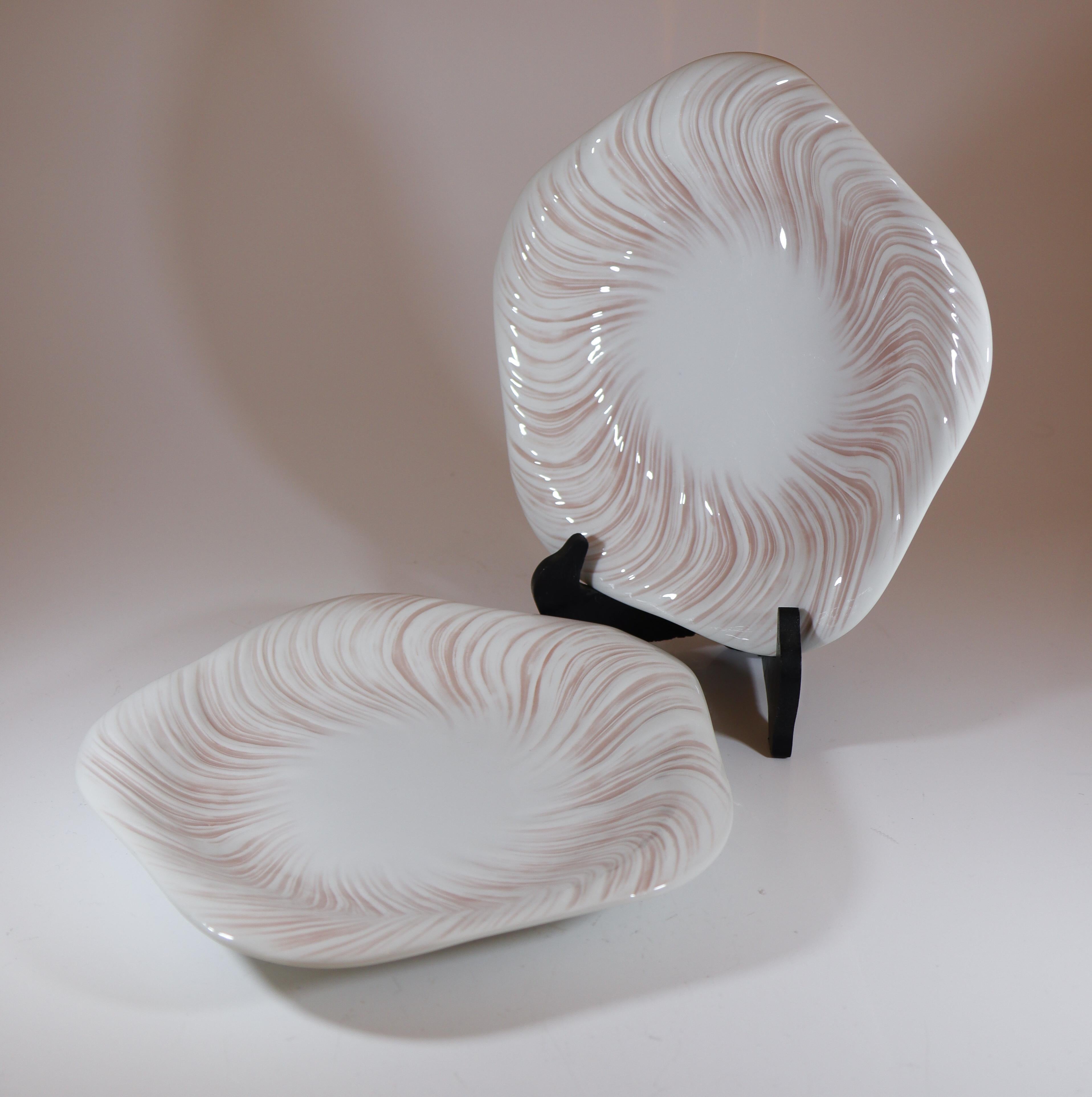 Late 20th Century Arje Griegst - Royal Copenhagen Konkylie Triton Rosa - 2 Plates 14190 For Sale