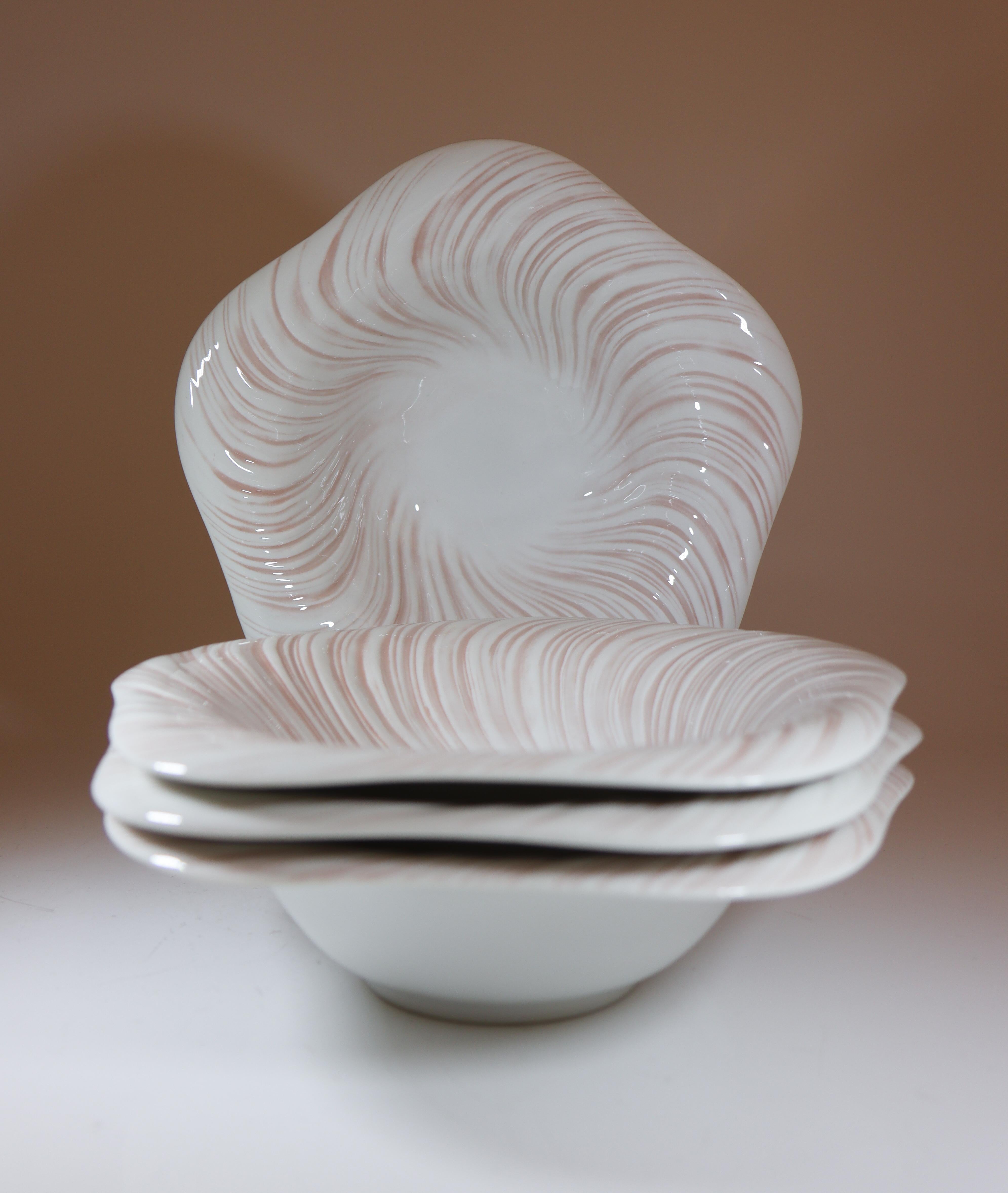 Mid-Century Modern Arje Griegst - Royal Copenhagen Konkylie Triton Rosa - 4 Deep Plates 14173 For Sale