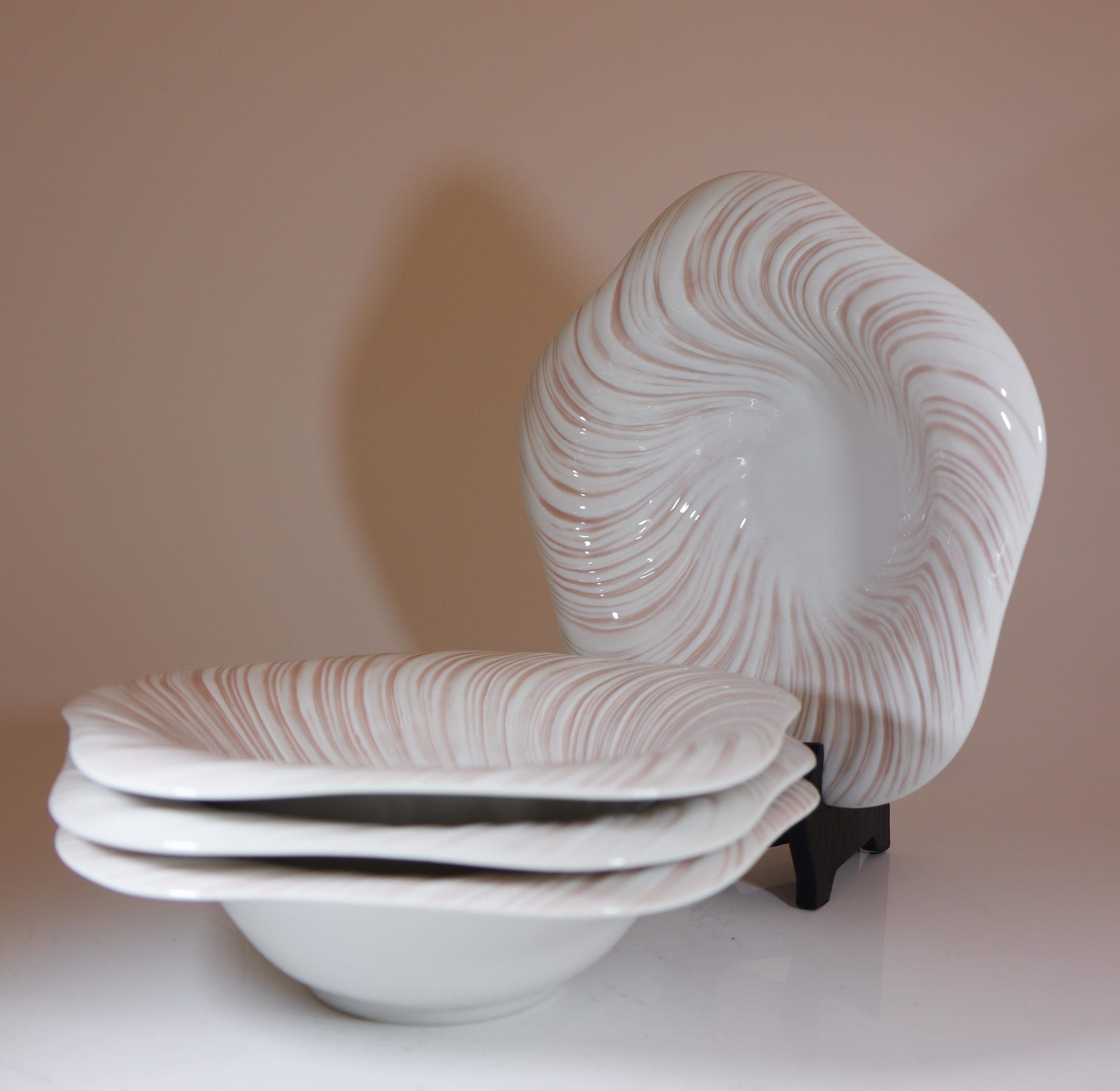 Late 20th Century Arje Griegst - Royal Copenhagen Konkylie Triton Rosa - 4 Deep Plates 14173 For Sale