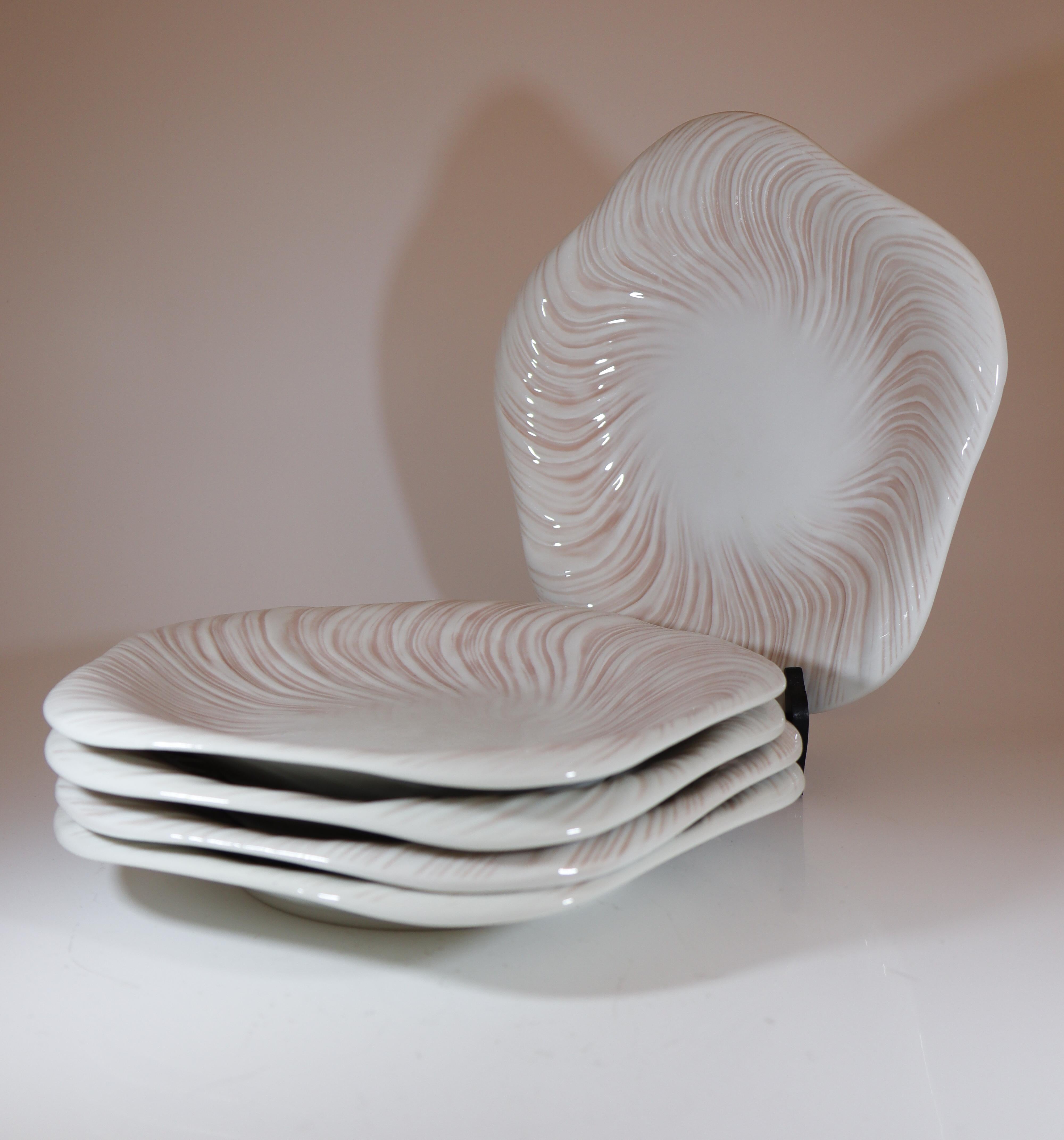 5 Speiseteller des Modells Royal Copenhagen Konkylie Triton Rosa, entworfen von Arje Griegst in den späten 1970er Jahren und auch produziert zwischen 1975-79. Die Platten haben einen Durchmesser von 25 cm und sind bis auf Kratzer in ausgezeichnetem