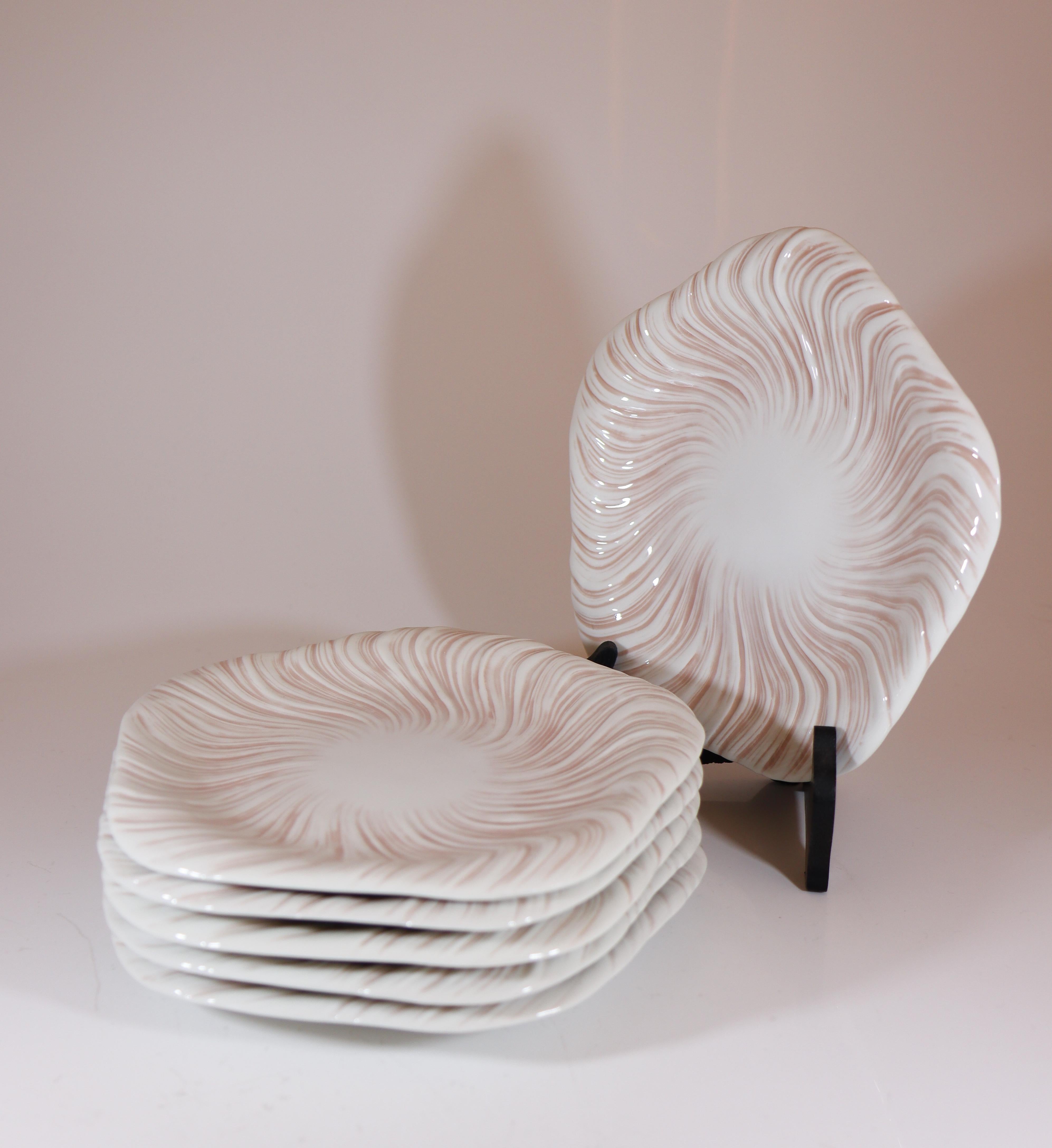 6 assiettes du modèle Royal Copenhagen Triton Rosa conçu par Arje Griegst à la fin des années 1970 et également produit entre 1975 et 1979. Les assiettes ont un diamètre de 17 cm et sont en excellent état. Ces plaques portent le numéro de modèle