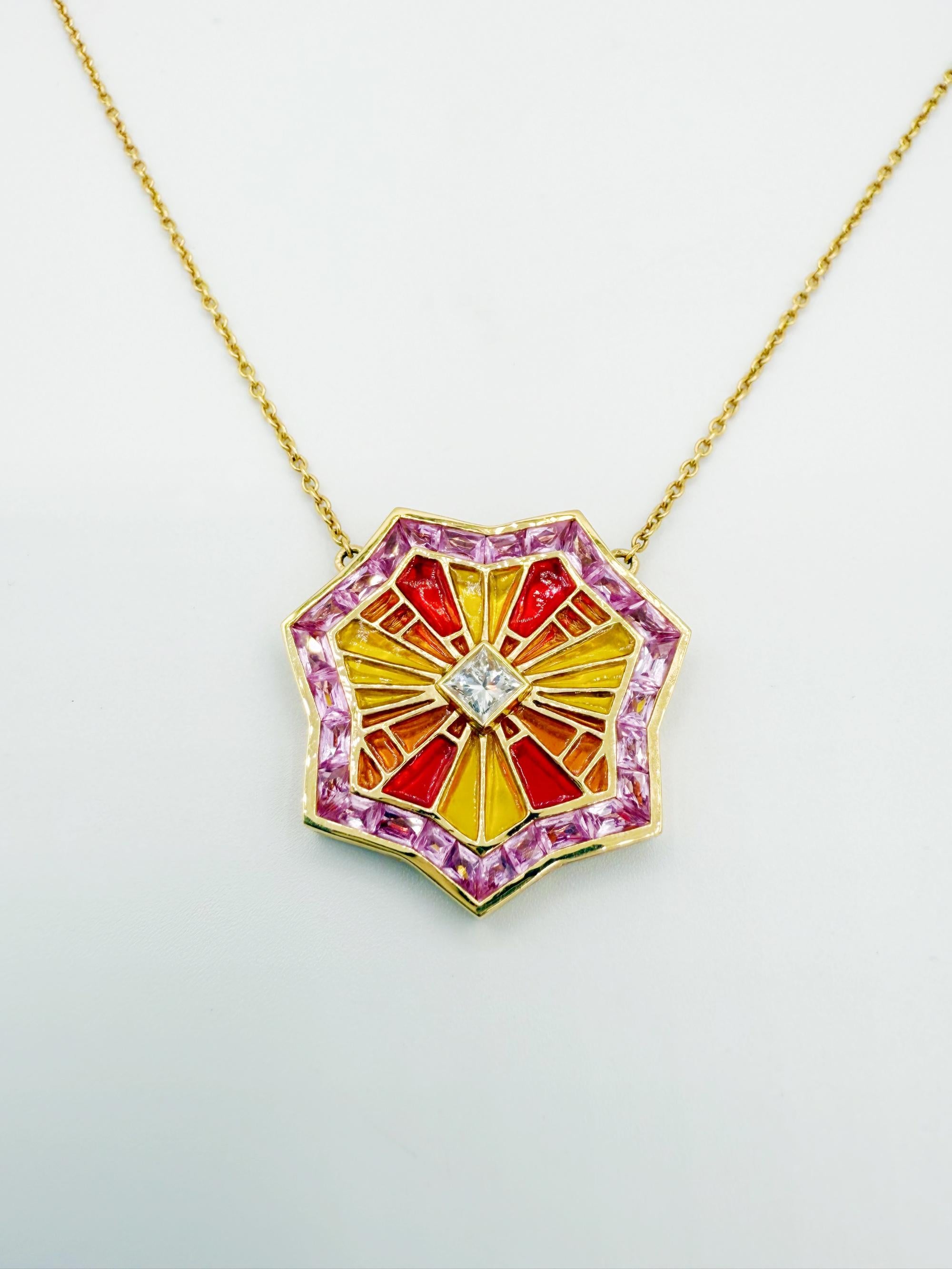 ARK Collana OM Plique-à-Jour in oro 18K con zaffiri rosa e diamanti In condizioni ottime in vendita a North Attleboro, MA