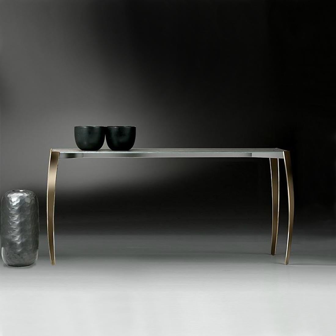 Console table ark ceramic with steel structure
in bronze finish. With ceramic glued on glass top,
8mm thickness.
Also available in coffee table.