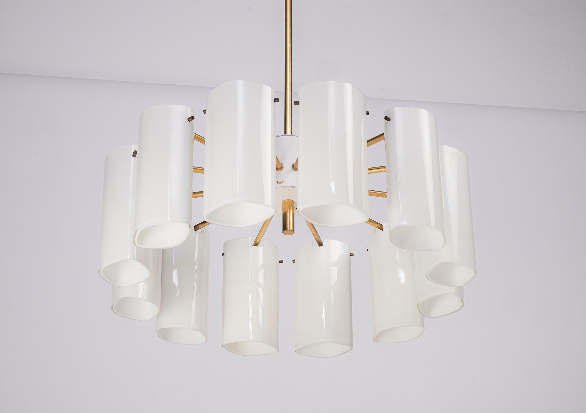 12 bras, verre opalin et laiton. Produit par Fagerhults, fin des années 1960. 
La hauteur est réglable selon vos préférences.