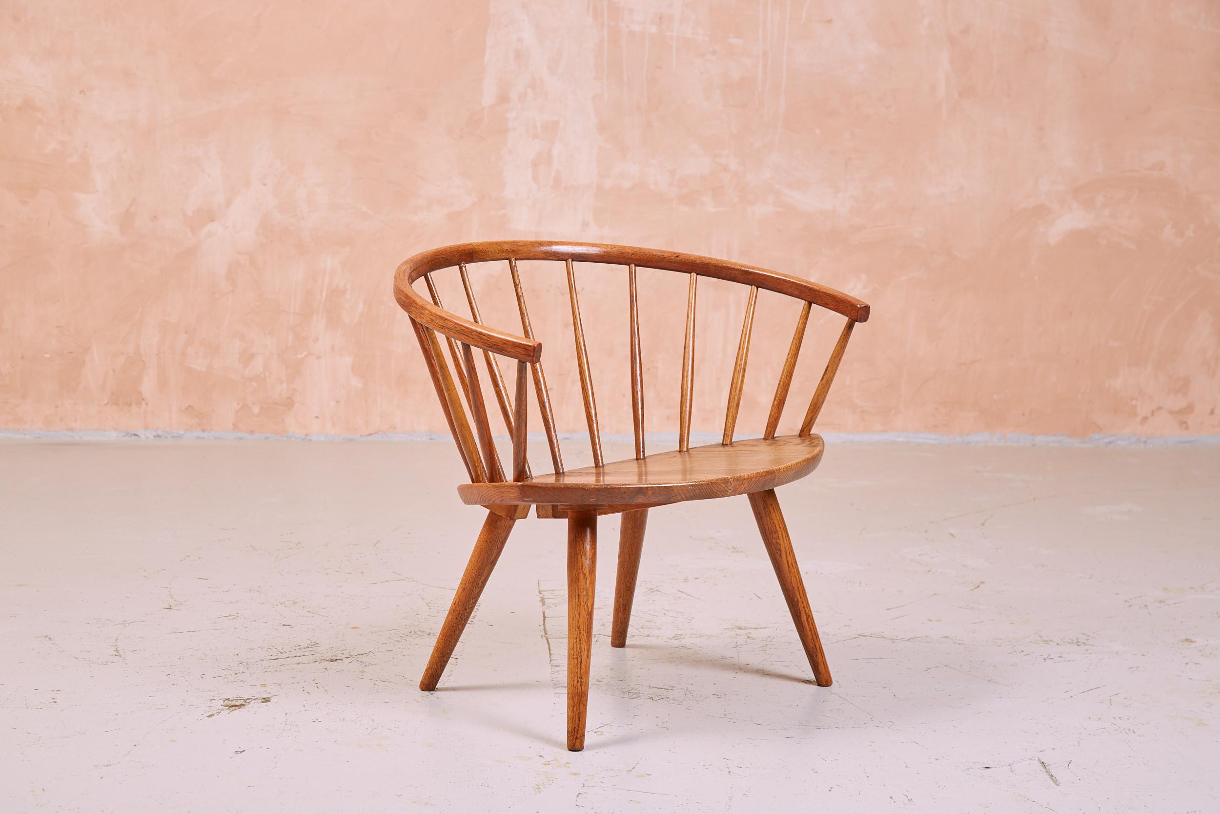 Magnifique chaise longue sculpturale conçue par Yngve Ekström.
Meubles suédois simples et élégants, en bois de chêne très attrayant et chaleureux.
Dossier élégamment incurvé et assise elliptique sur pieds fuselés.

Fabriqué par AB