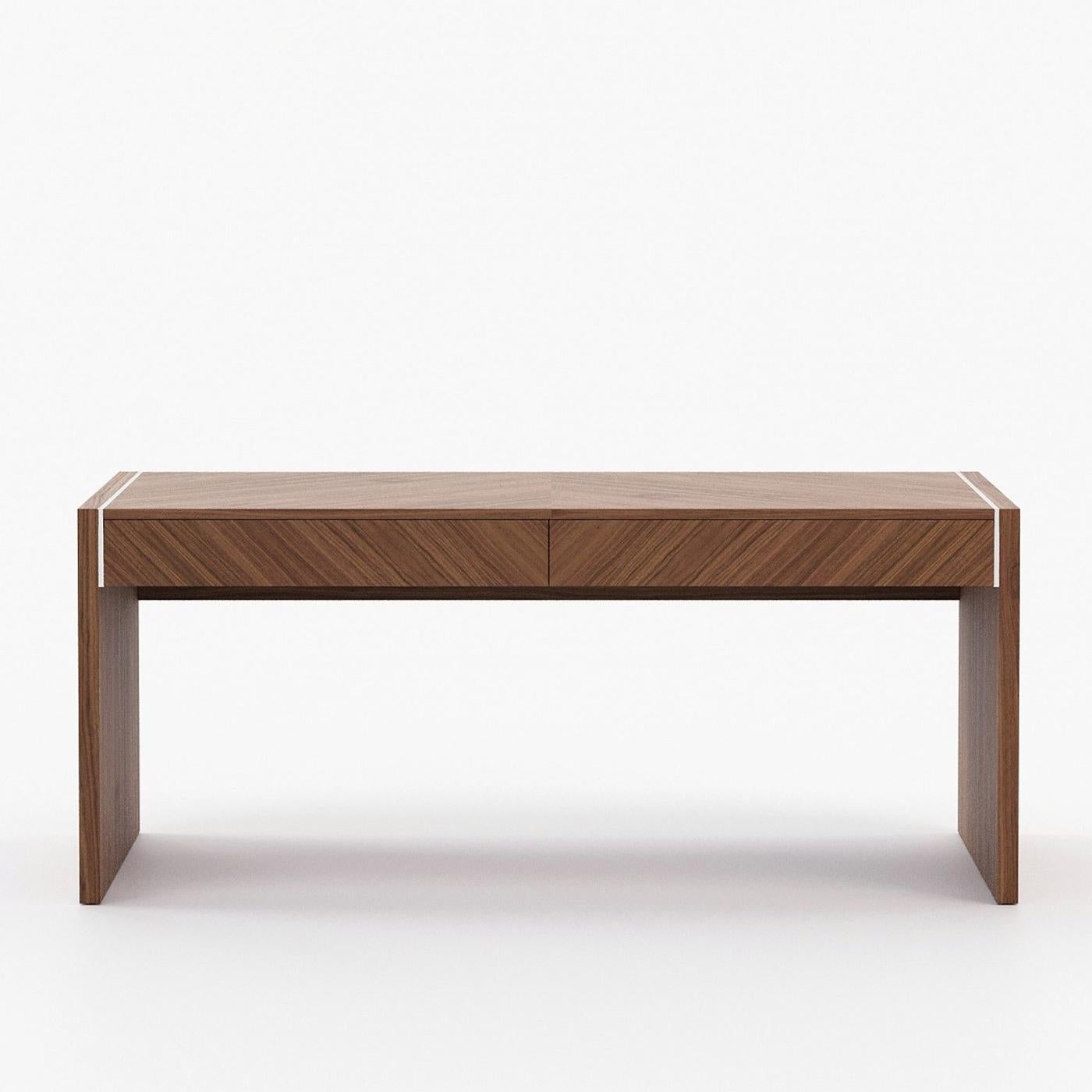 Scrivania Walnut Arka con struttura in legno impiallacciato noce opaco
finitura. Con 2 cassetto con sistema di scorrimento facilitato.
Disponibile su richiesta anche in Oak Oak grigio opaco o Nature. 
impiallacciatura opaca in Oak o