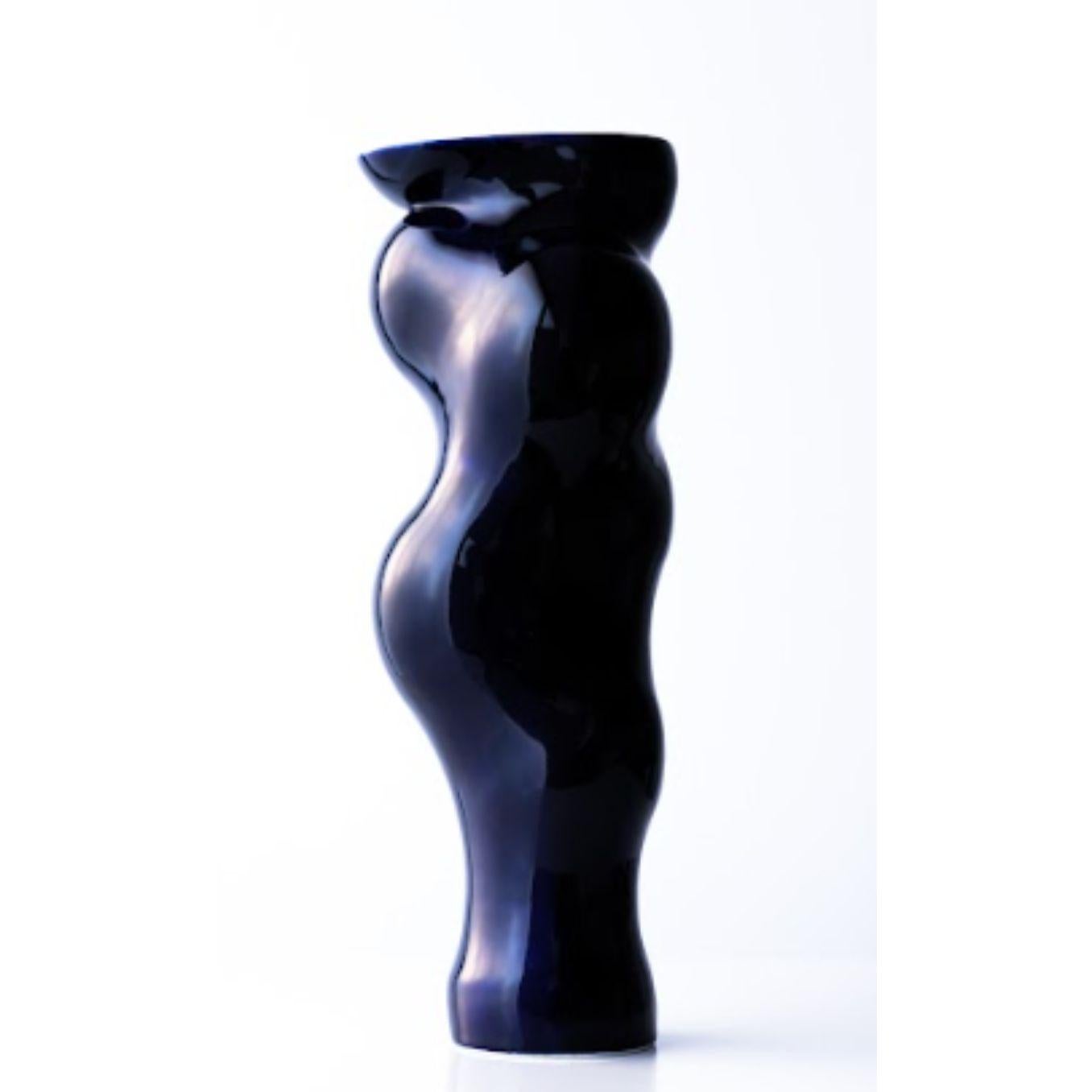 Arkadiusz Szwed guts Female by Nów
Designed by Arkadiusz Szwed
Dimensions: D 15 x W 15 x H 39 cm
Materials: glazed porcelain, cobalt


Artist, designer, professor. He represents a generation of ceramists who believe that the technological