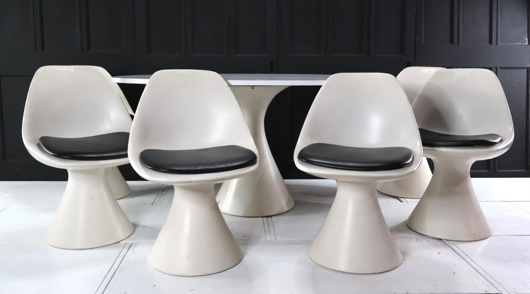 Un superbe meuble du milieu du siècle, datant de 1969, conçu par Maurice Burke et fabriqué par Arkana à Bath, en Angleterre.
Comprend une grande table avec un plateau amovible et une base lestée, et 6 chaises assorties, toutes avec les tampons