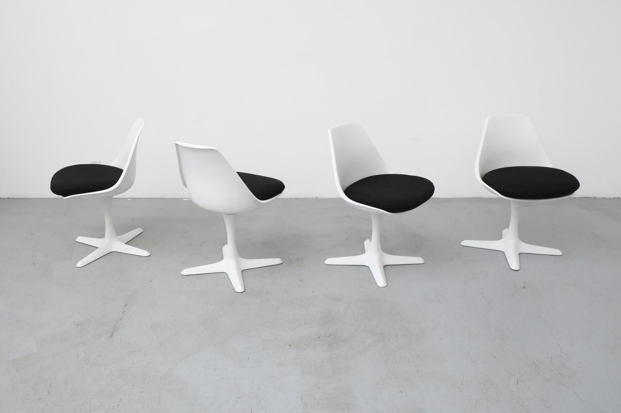 Mid-Century moderno Set di quattro sedie a piedistallo con sedile a conchiglia bianche Arkana di Maurice Burke, anni '60 in vendita