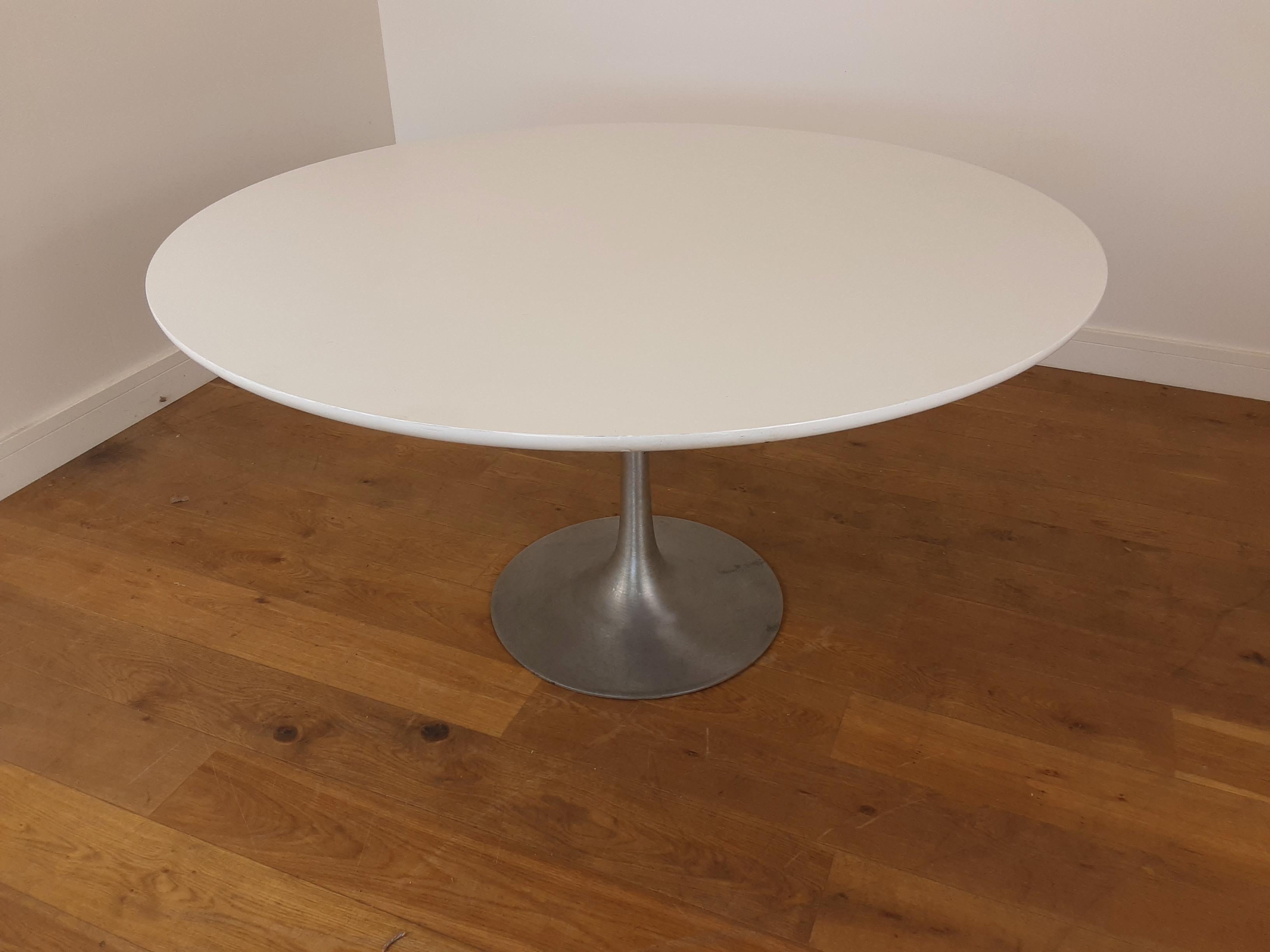 Tulip table with white laminate top on an aluminum base designed by Maurice Burke.
with four very comfortable chairs with slatted acrylic backs and soft leather padded seats on aluminum base.
British, circa 1960.
Measures: Table
Chairs 84 cm H,