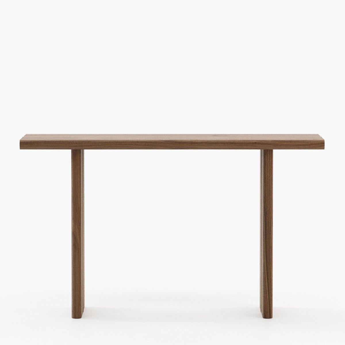 Table console Arkanta avec toute la structure en bois de noyer plaqué
avec garniture en acier inoxydable poli en finition dorée.
Également disponible sur demande en chêne gris mat, ou en chêne naturel, ou en chêne blanc.
finition matte ébène.