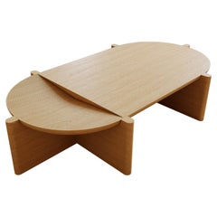 Arkhe No 1 Mesa baja ovalada de roble macizo, escultórica moderna by Fulden Topaloglu
