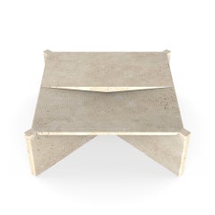 Mesa de centro Arkhe nº 1 Travertino cuadrado, escultórica moderna by Fulden Topaloglu