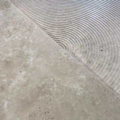 Arkhe No 1 Tavolino da caffè rotondo scultoreo in travertino di Fulden Topaloglu in stock