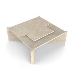 Table basse carrée en travertin Arkhe No 3, sculpturale moderne de Fulden Topaloglu