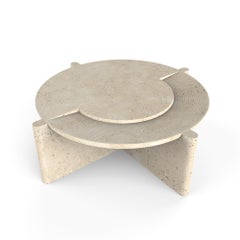 Arkhe No 3 Tavolino da caffè in travertino, moderno rotondo scultoreo di Fulden Topaloglu
