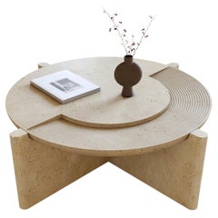 Mesa de centro Arkhe nº 3 Travertino, redonda escultórica moderna by Fulden Topaloglu